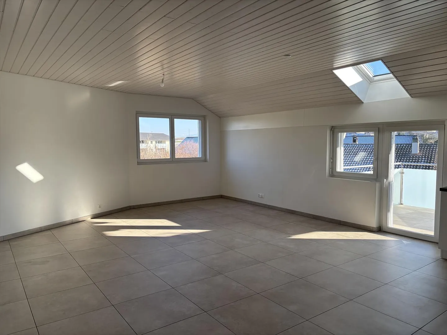 Schönes 3,5-Zimmer-Apartment mit freier Sicht in Montbrelloz - Photo 3 of 12