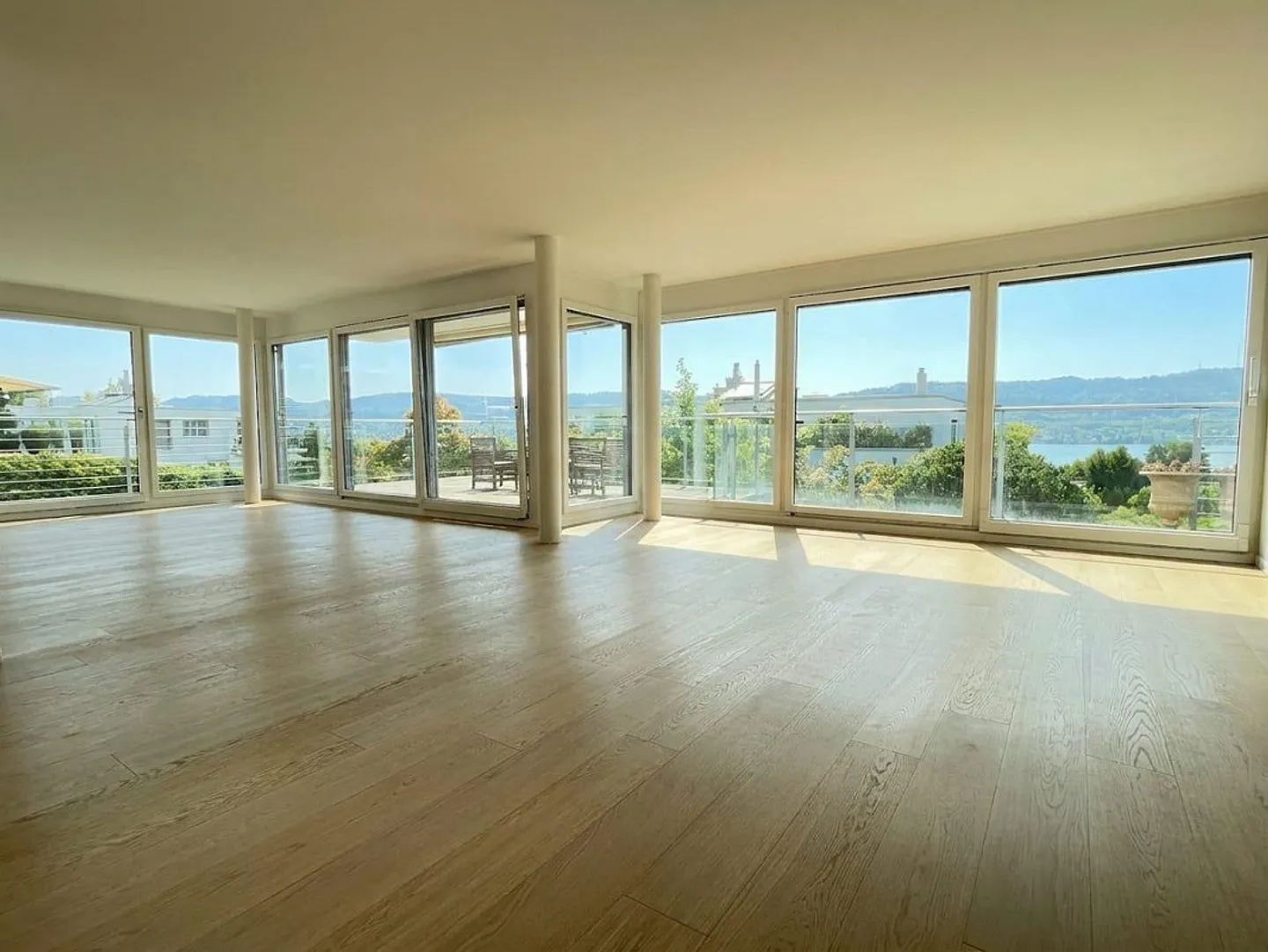 Residence in Zollikon with lake view - Photo 3 of 13