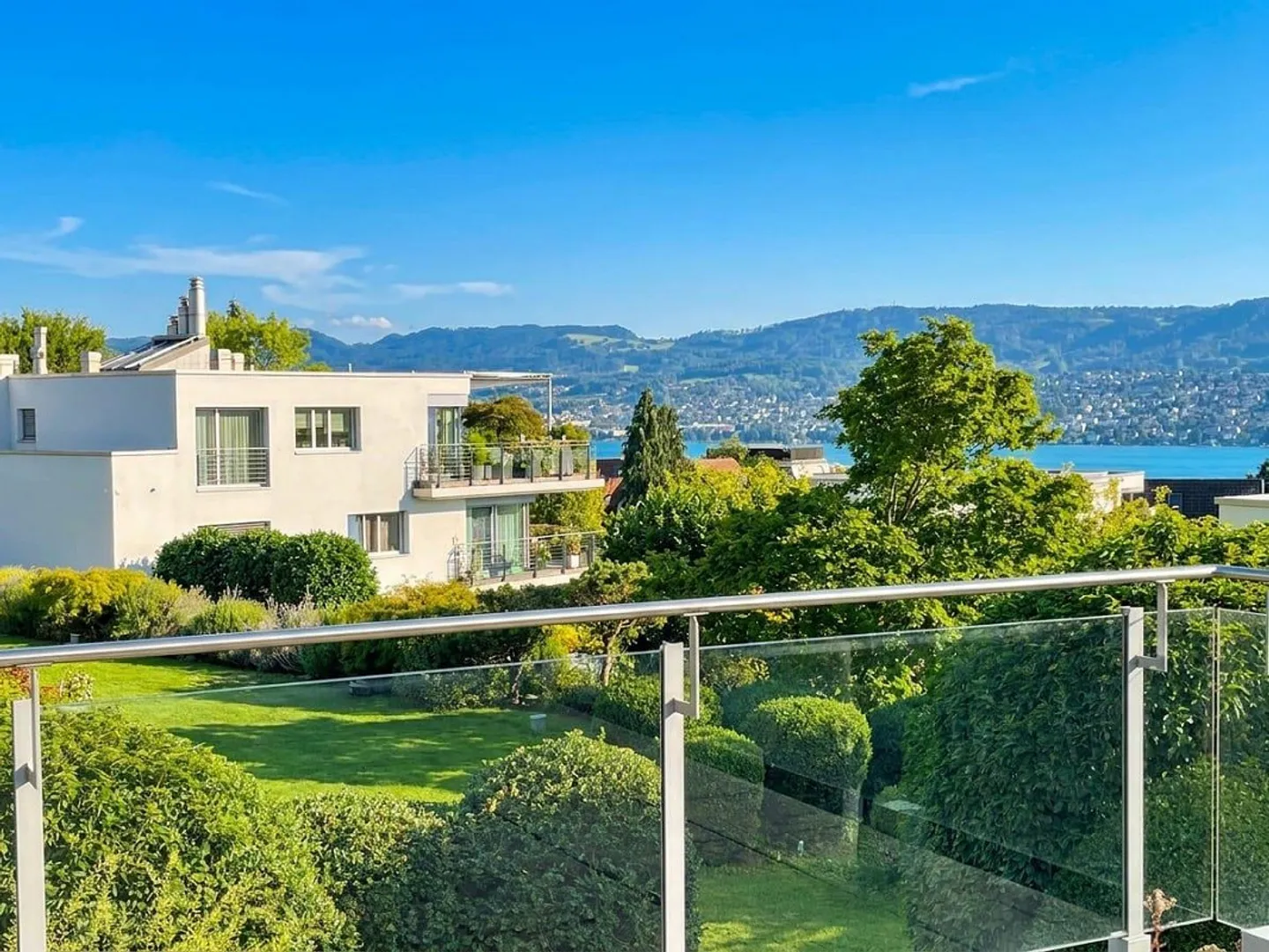 Residence in Zollikon with lake view - Photo 4 of 13