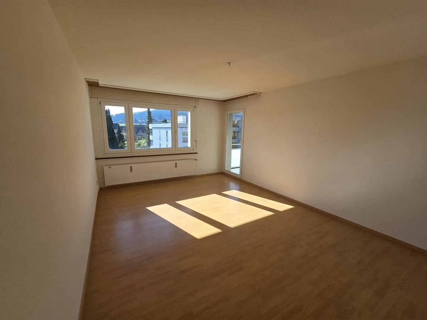 Luminoso appartamento di 3,5 stanze in un quartiere tranquillo - Foto 4 di 9
