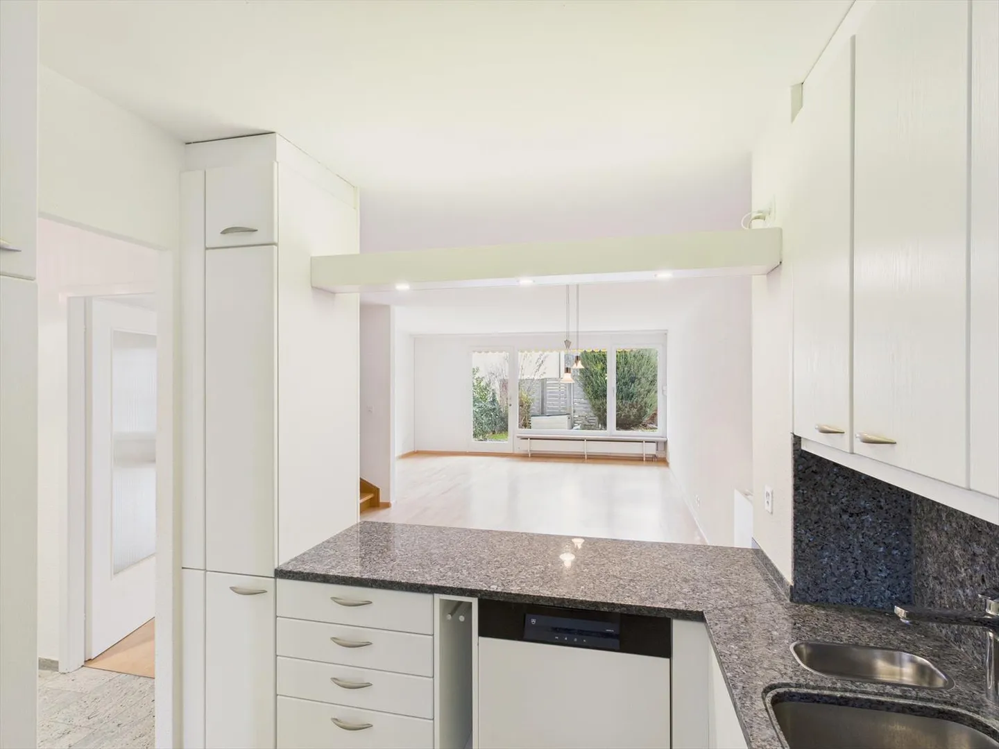 Charming and spacious corner terraced family house in a sought-after location in Allschwil - Photo 6 of 13