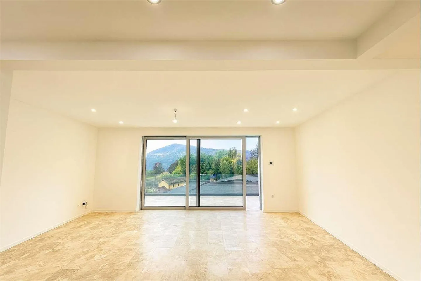 Exclusive villa with pool in Carabbia - Photo 4 of 8