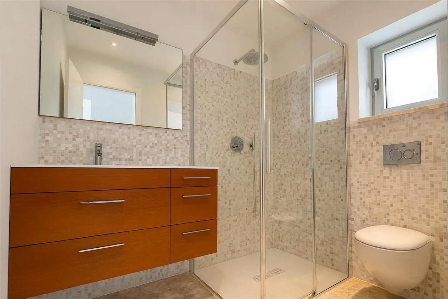 Exclusive villa with pool in Carabbia - Photo 6 of 8