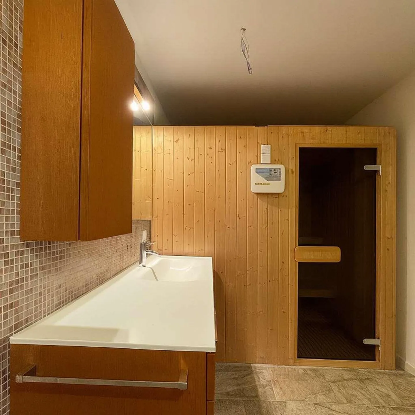 Exclusive villa with pool in Carabbia - Photo 7 of 8