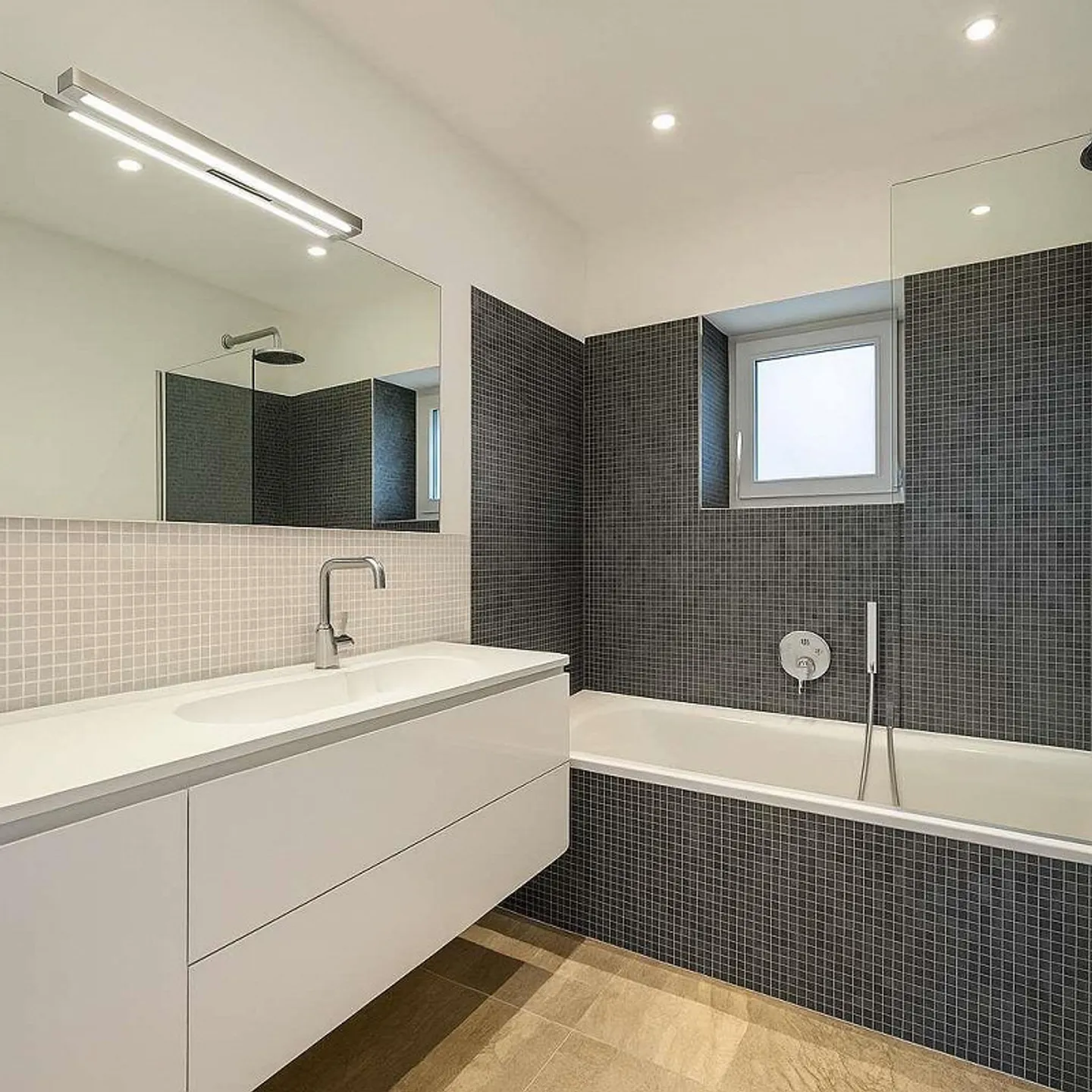 Exclusive villa with pool in Carabbia - Photo 8 of 8