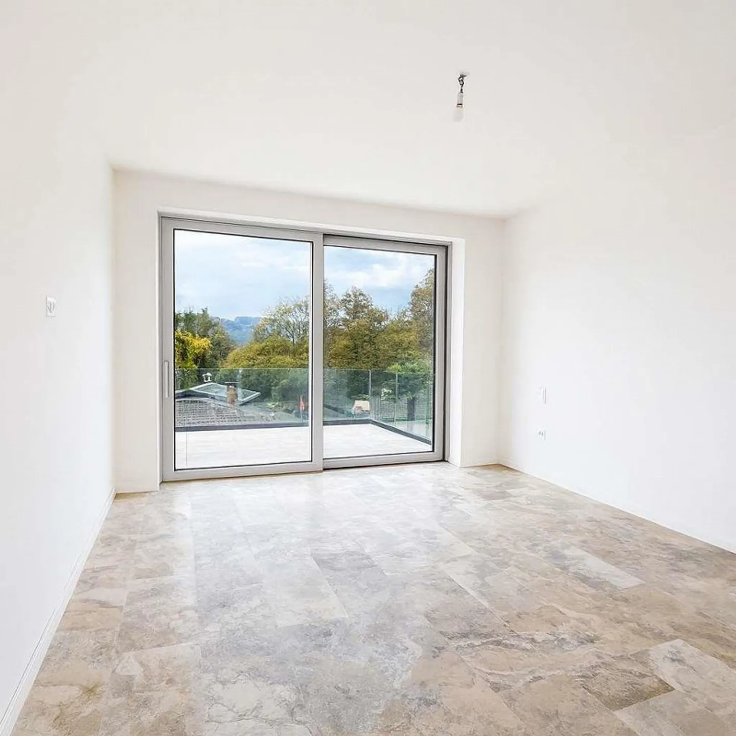 Exclusive villa with pool in Carabbia - Photo 5 of 8