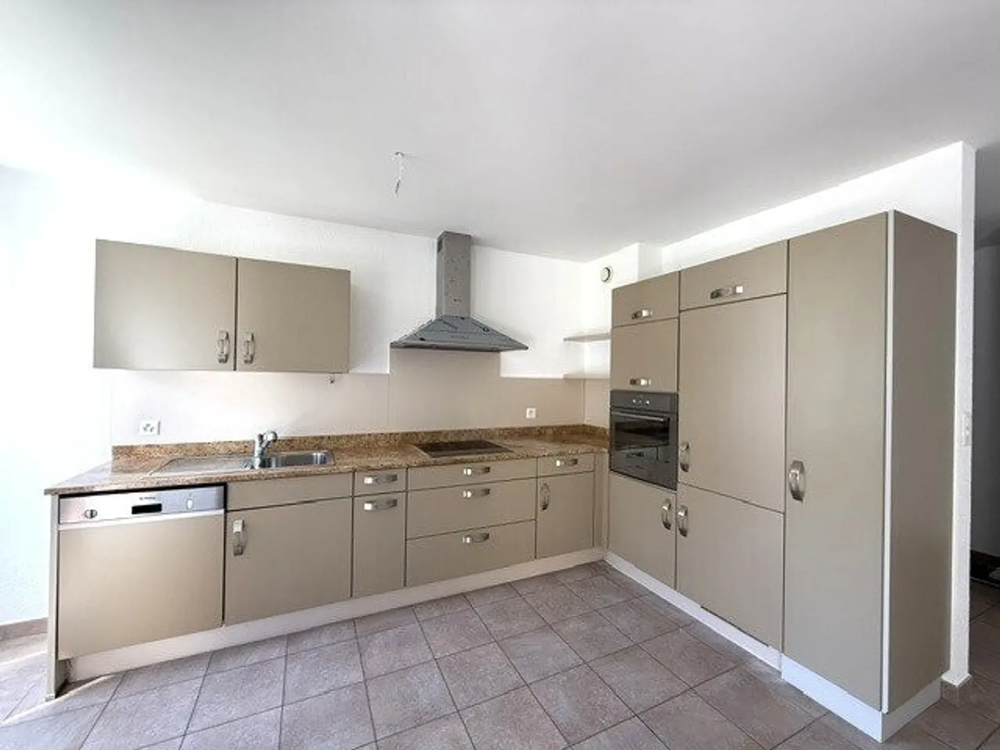 Spacious 3.5-room apartment in Sion, close to the train station and HES-SO - Photo 1 of 8