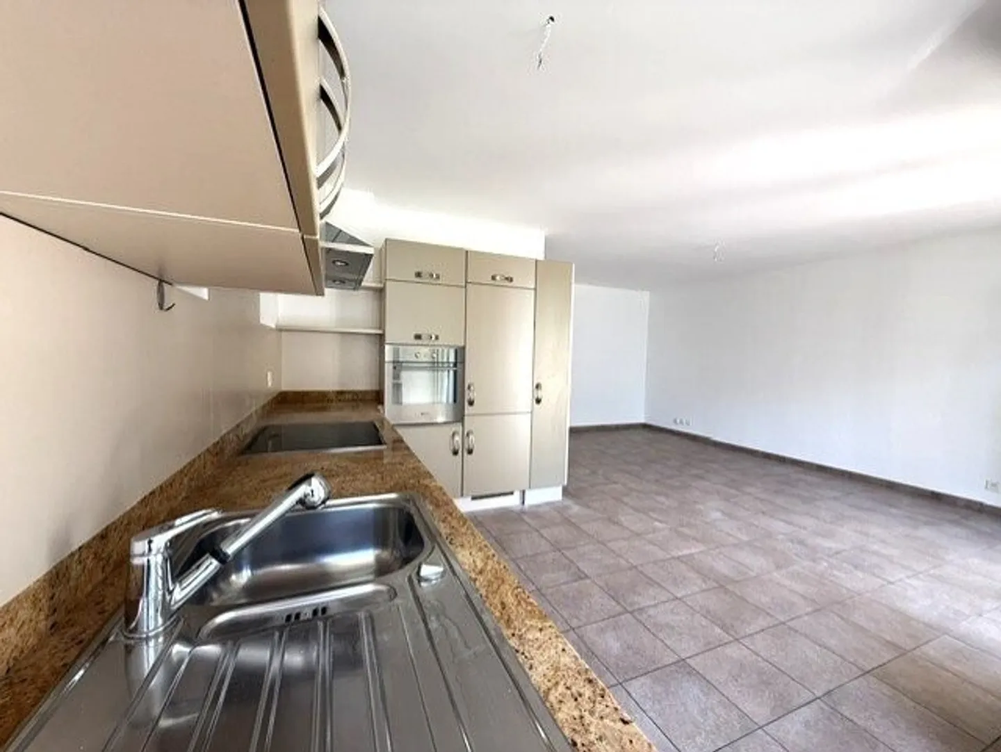 Spacious 3.5-room apartment in Sion, close to the train station and HES-SO - Photo 2 of 8