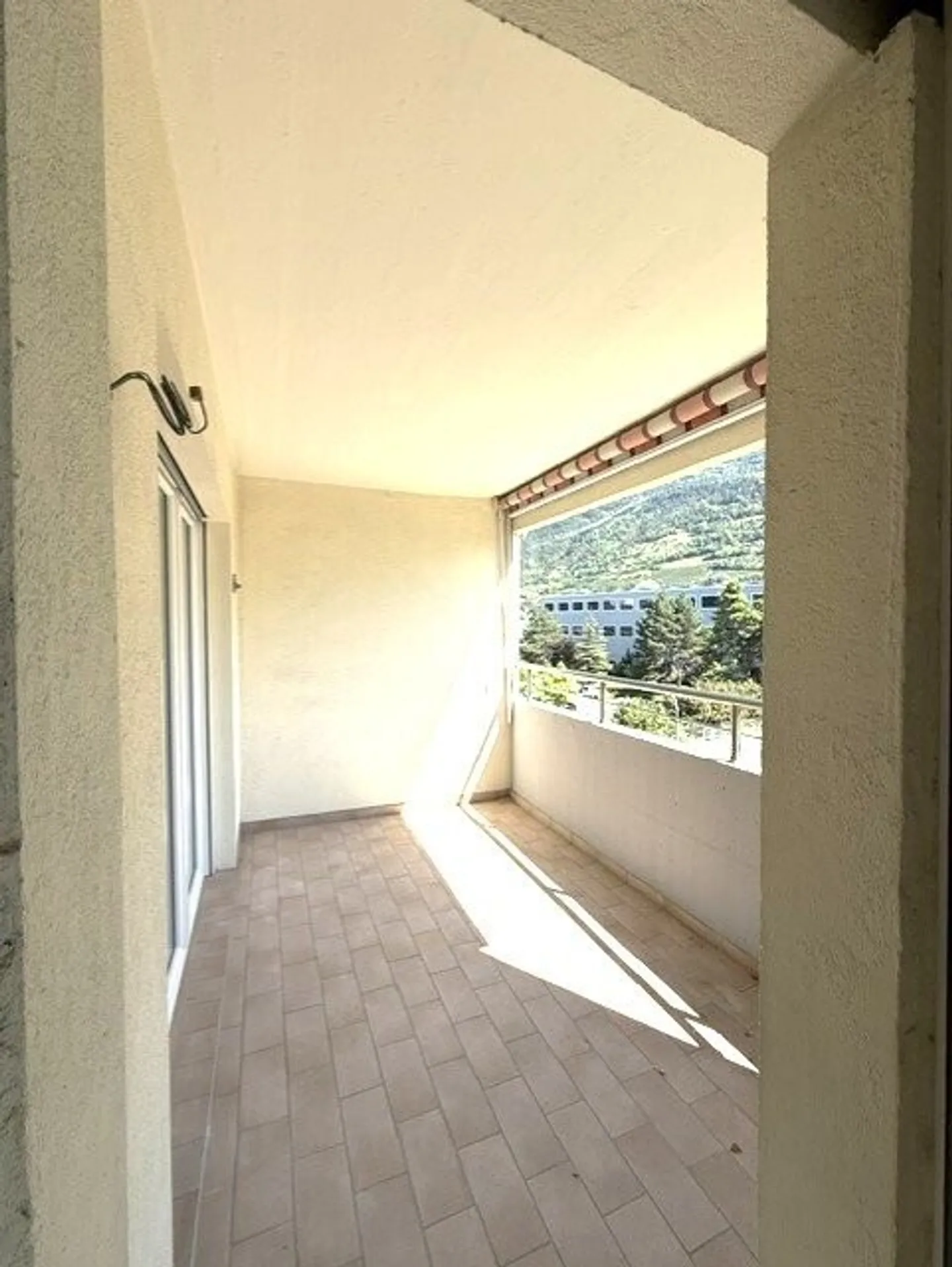 Spacious 3.5-room apartment in Sion, close to the train station and HES-SO - Photo 3 of 8