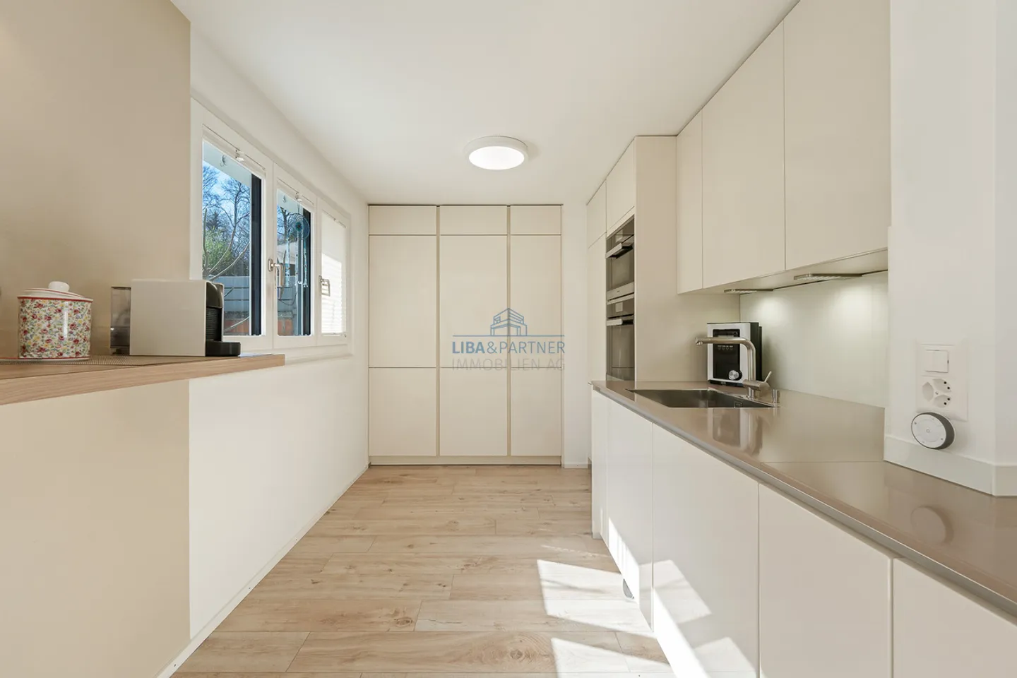 Casa unifamiliare modernizzata con estensione e carattere abitativo unico - Foto 5 di 16