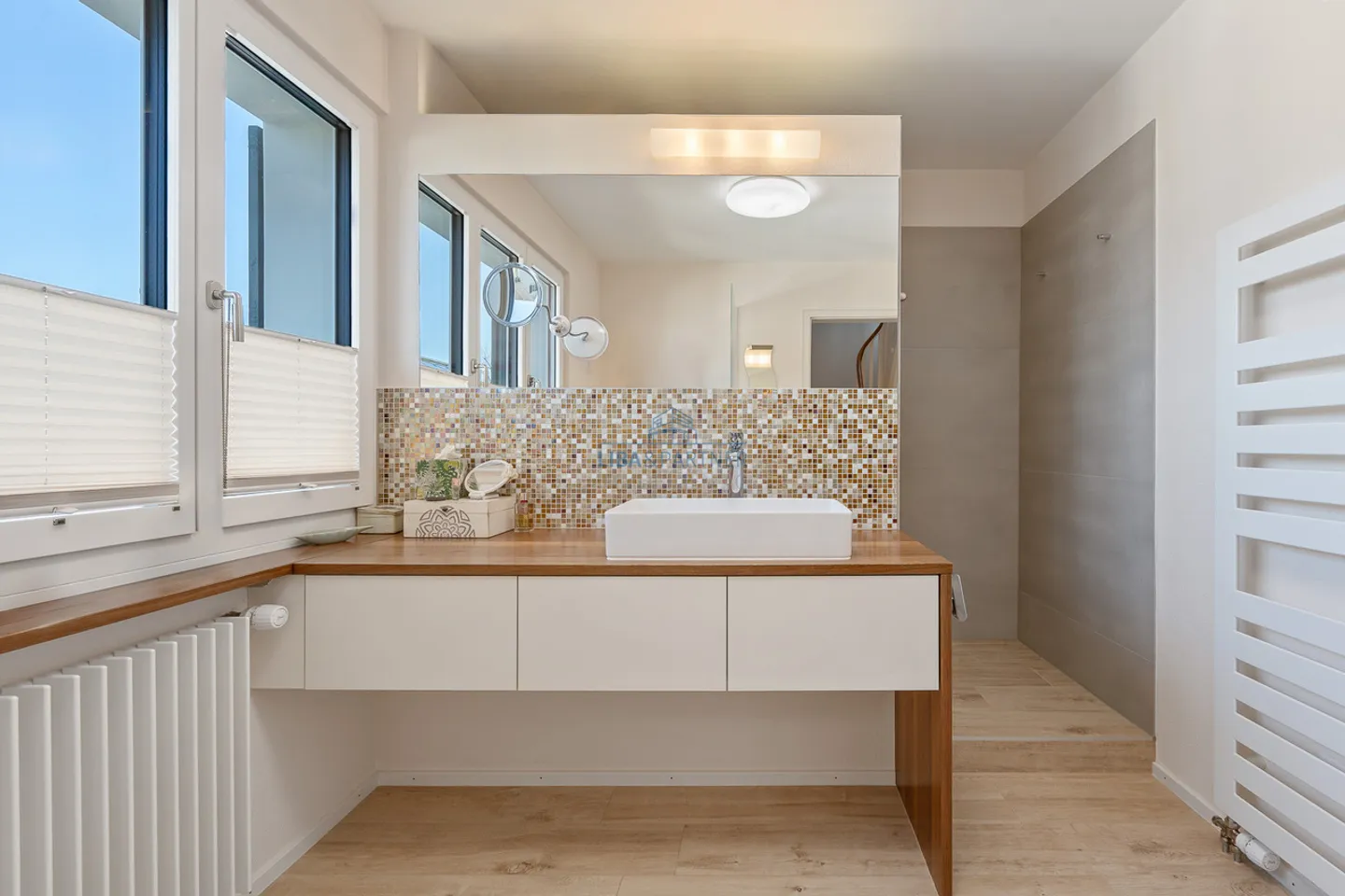 Casa unifamiliare modernizzata con estensione e carattere abitativo unico - Foto 9 di 16