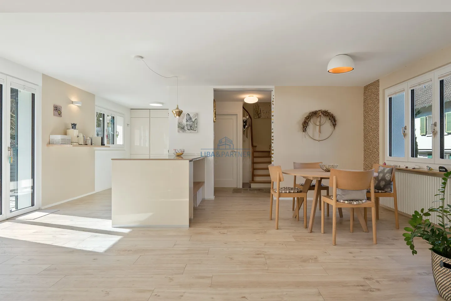 Casa unifamiliare modernizzata con estensione e carattere abitativo unico - Foto 4 di 16