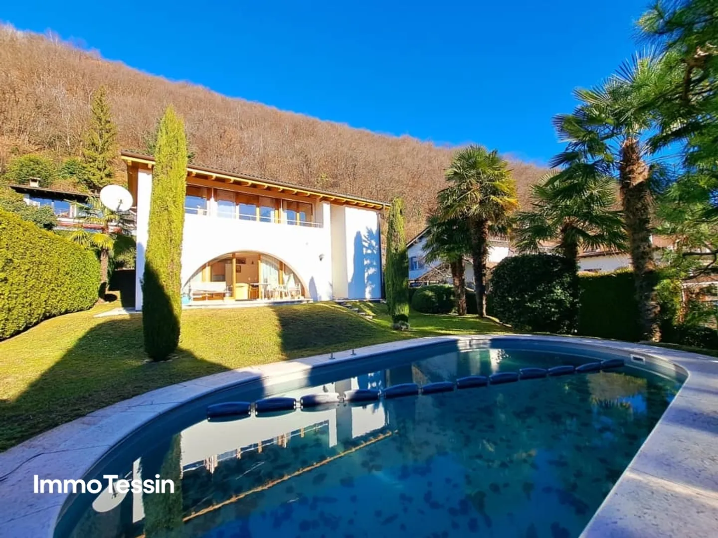 OPPORTUNITÀ: Fantastica villa di design quasi nuova con piscina, giardino da sogno e 100% di privacy a un prezzo imbattibile - Foto 1 di 13