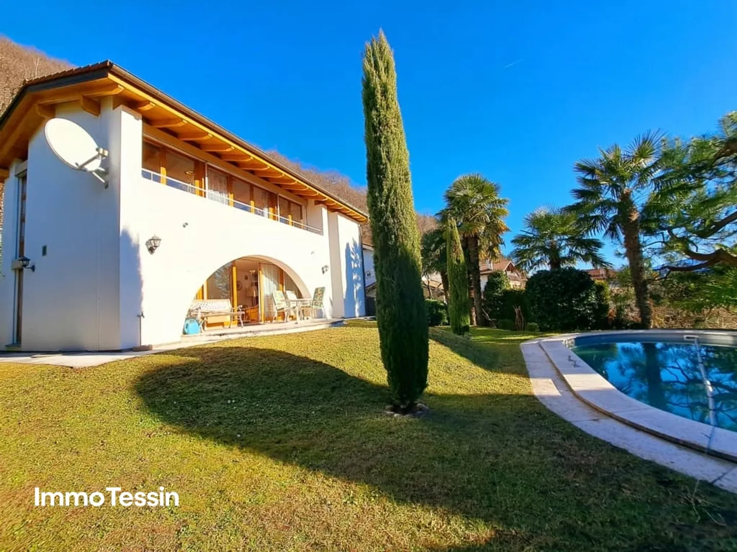 OPPORTUNITÀ: Fantastica villa di design quasi nuova con piscina, giardino da sogno e 100% di privacy a un prezzo imbattibile - Foto 2 di 13