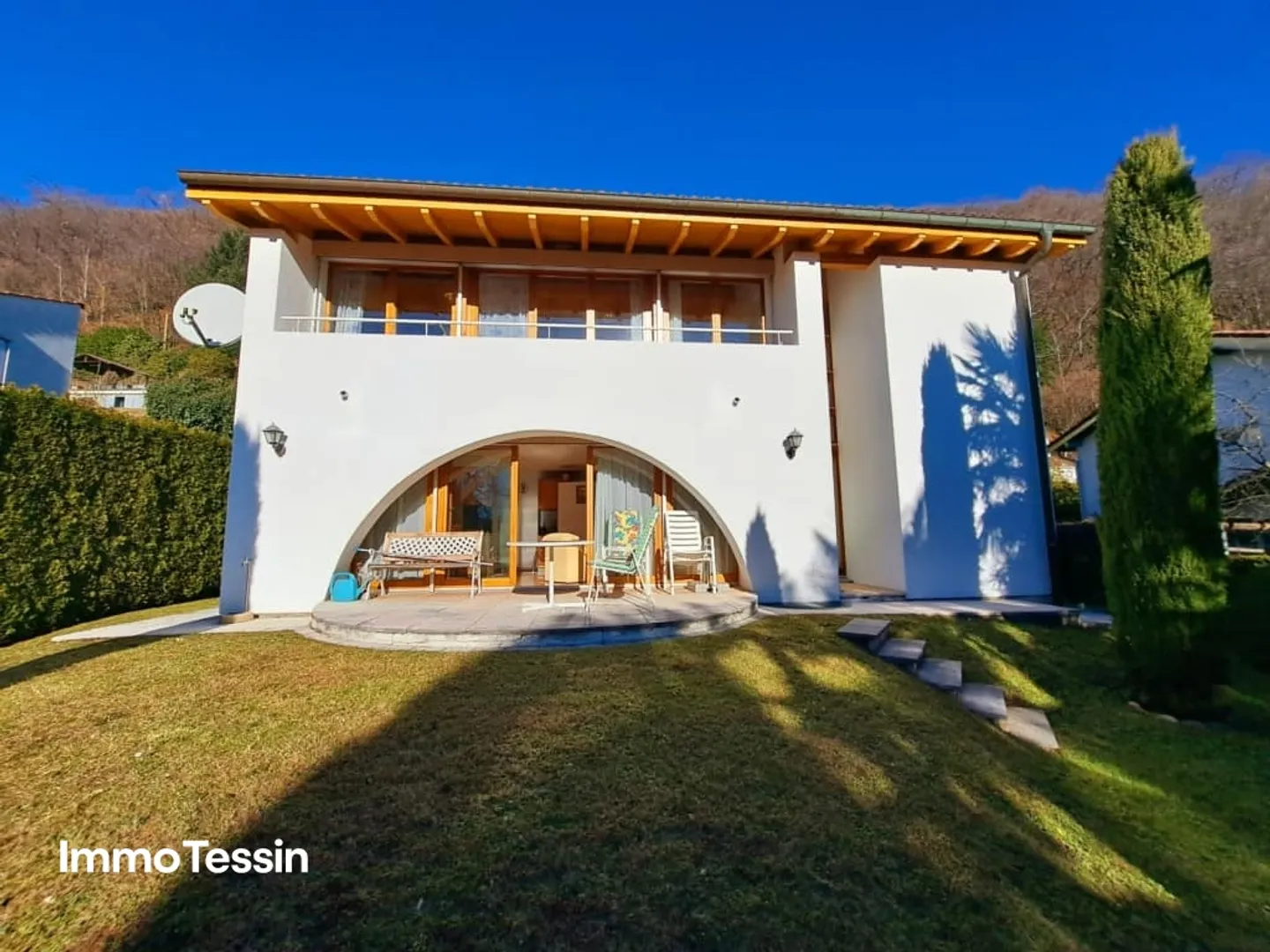 OPPORTUNITÀ: Fantastica villa di design quasi nuova con piscina, giardino da sogno e 100% di privacy a un prezzo imbattibile - Foto 3 di 13