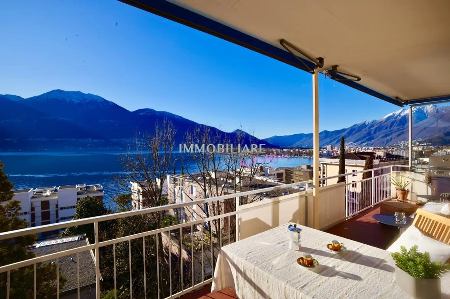 Appartamento mansardato con vista lago e camino in posizione centrale e tranquilla - Foto 3 di 22