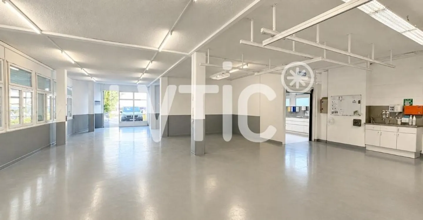 Showroom, deposito, uffici di 700 m2 divisibili in affitto a Bussigny - Foto 1 di 6