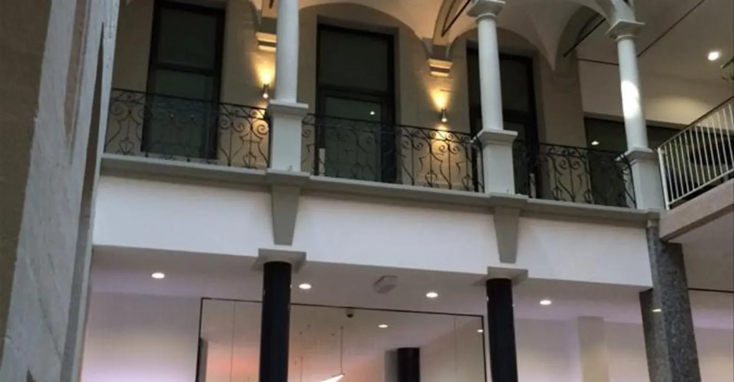 Large warehouse in the city center - Photo 3 of 4
