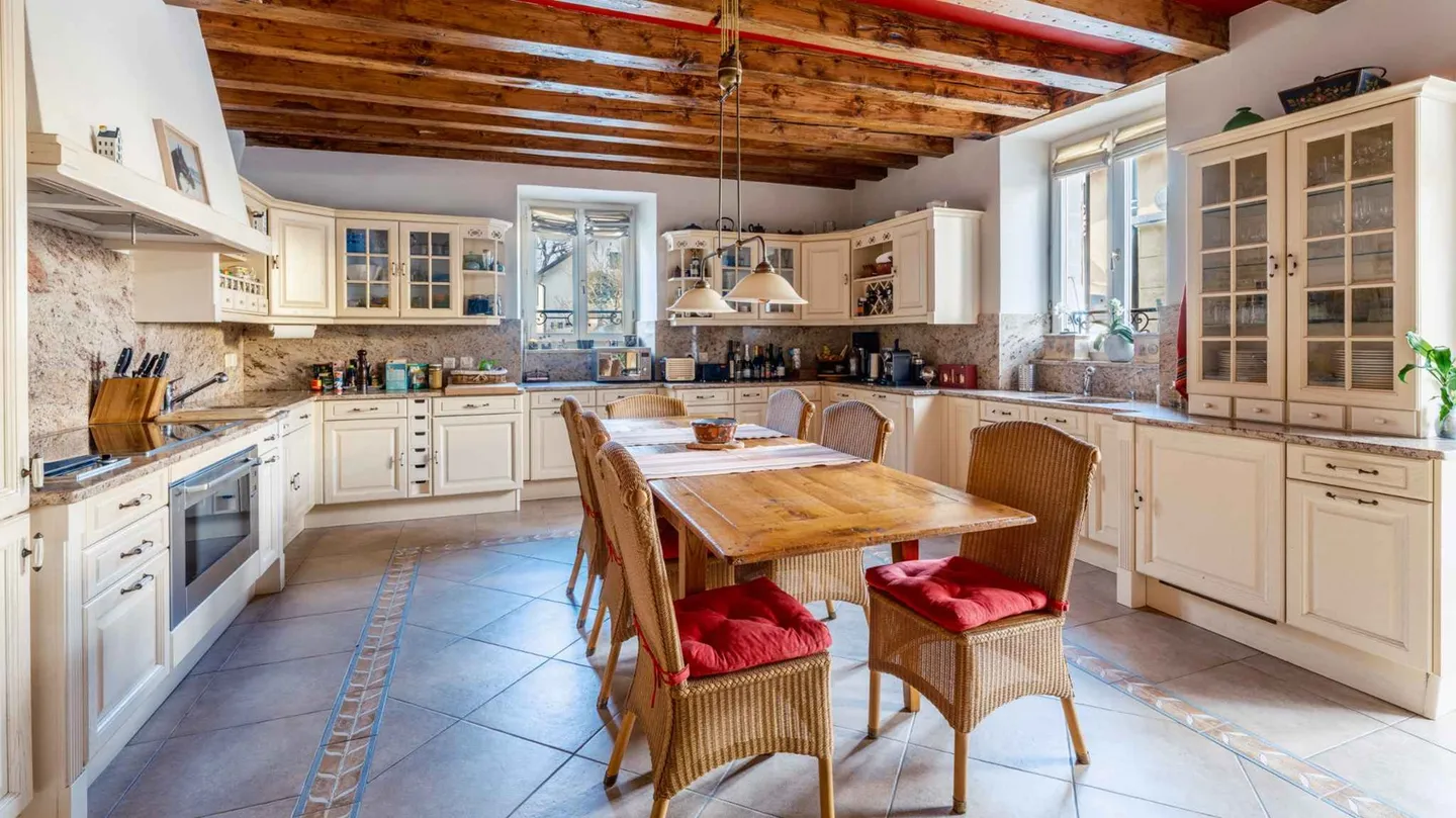 Magnificent building with swimming pool - Photo 5 of 10