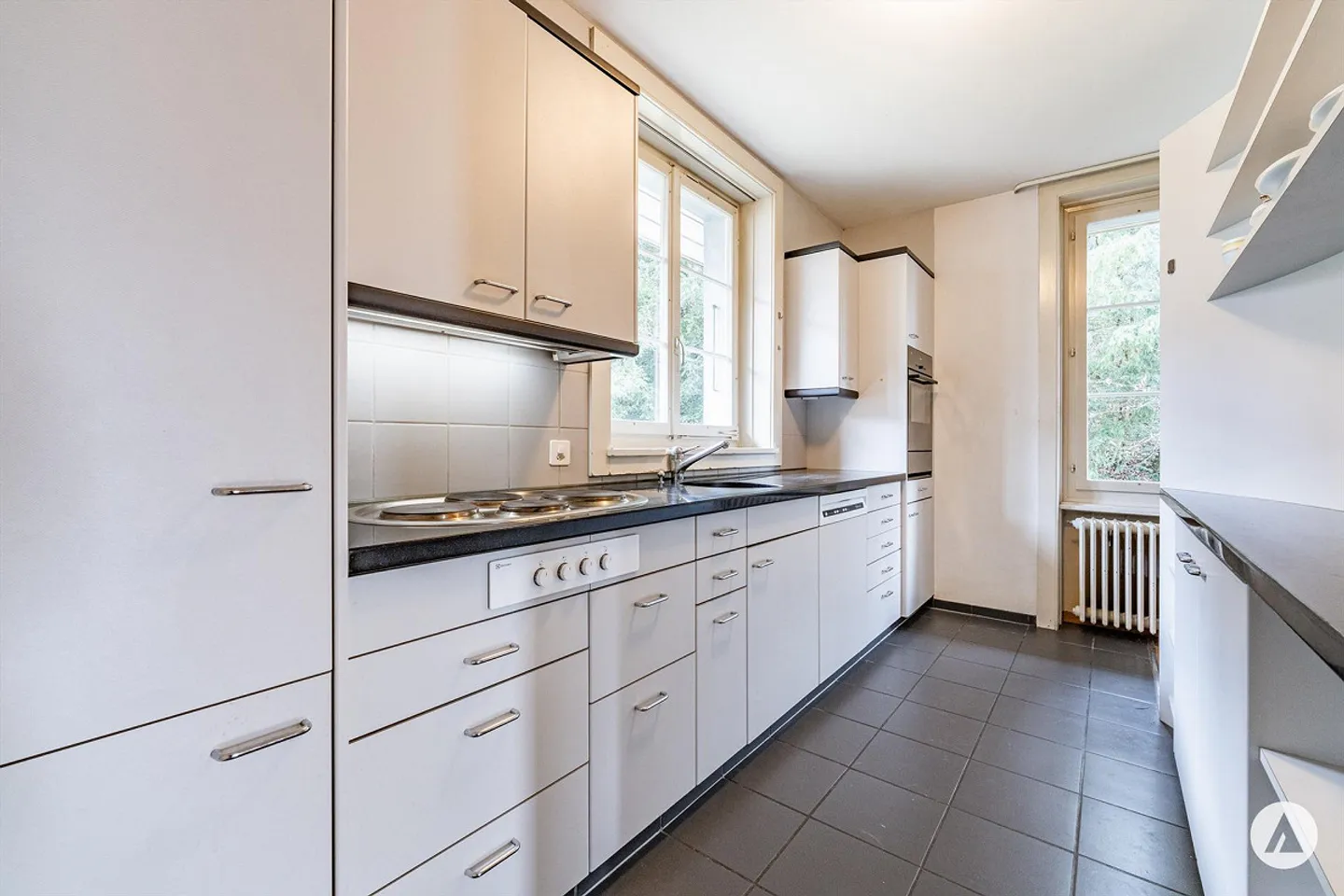 Charming Old Building Apartment near the City - Photo 6 of 13