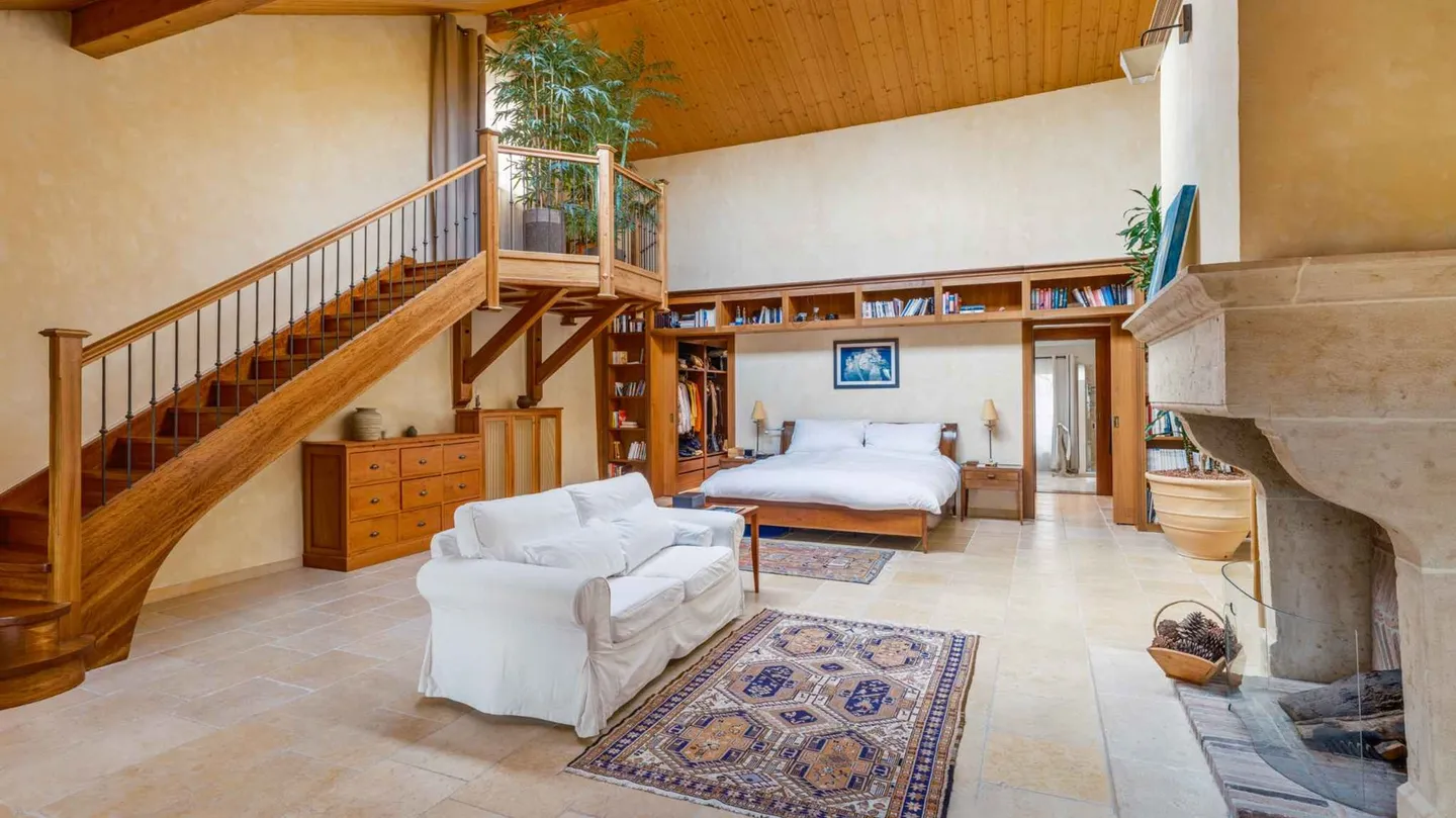 Magnificent building with swimming pool - Photo 6 of 10