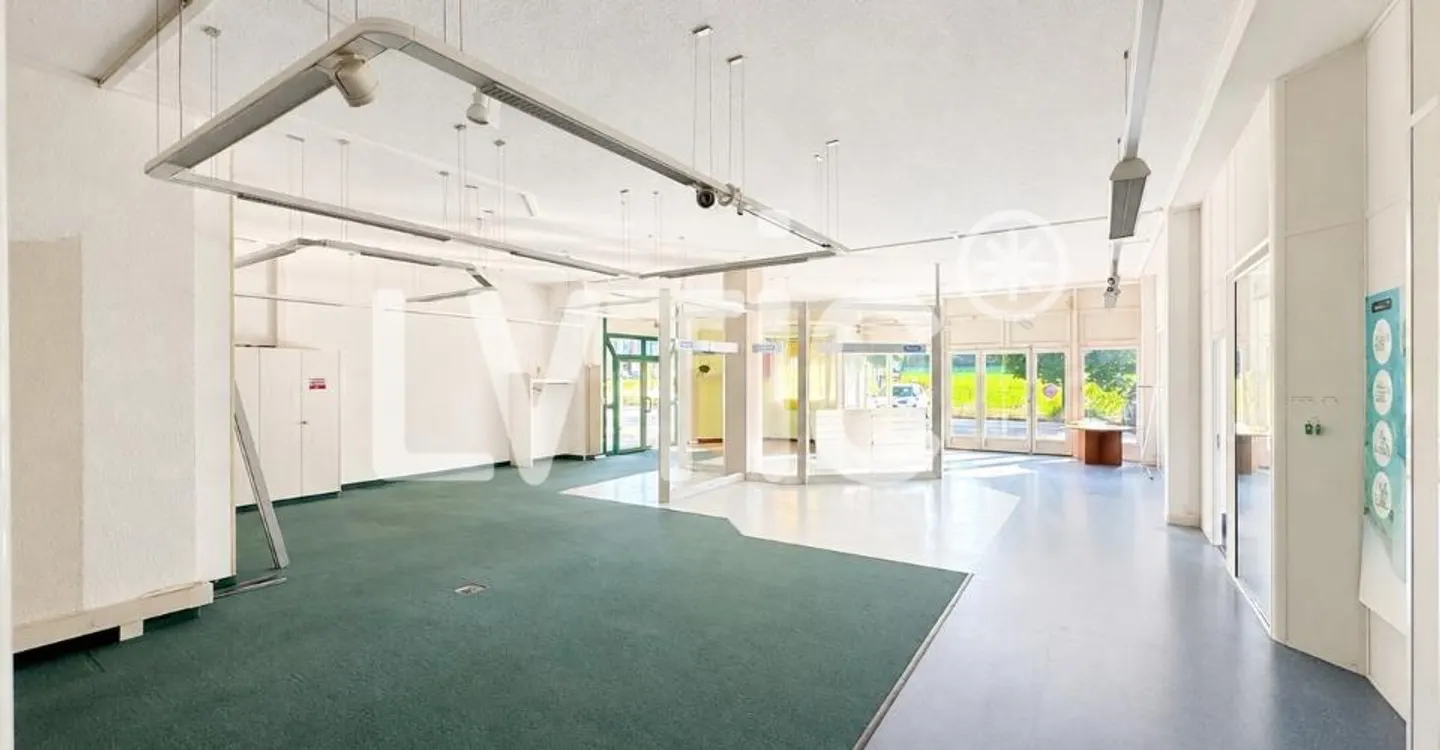 Showroom, deposito, uffici di 700 m2 divisibili in affitto a Bussigny - Foto 4 di 6