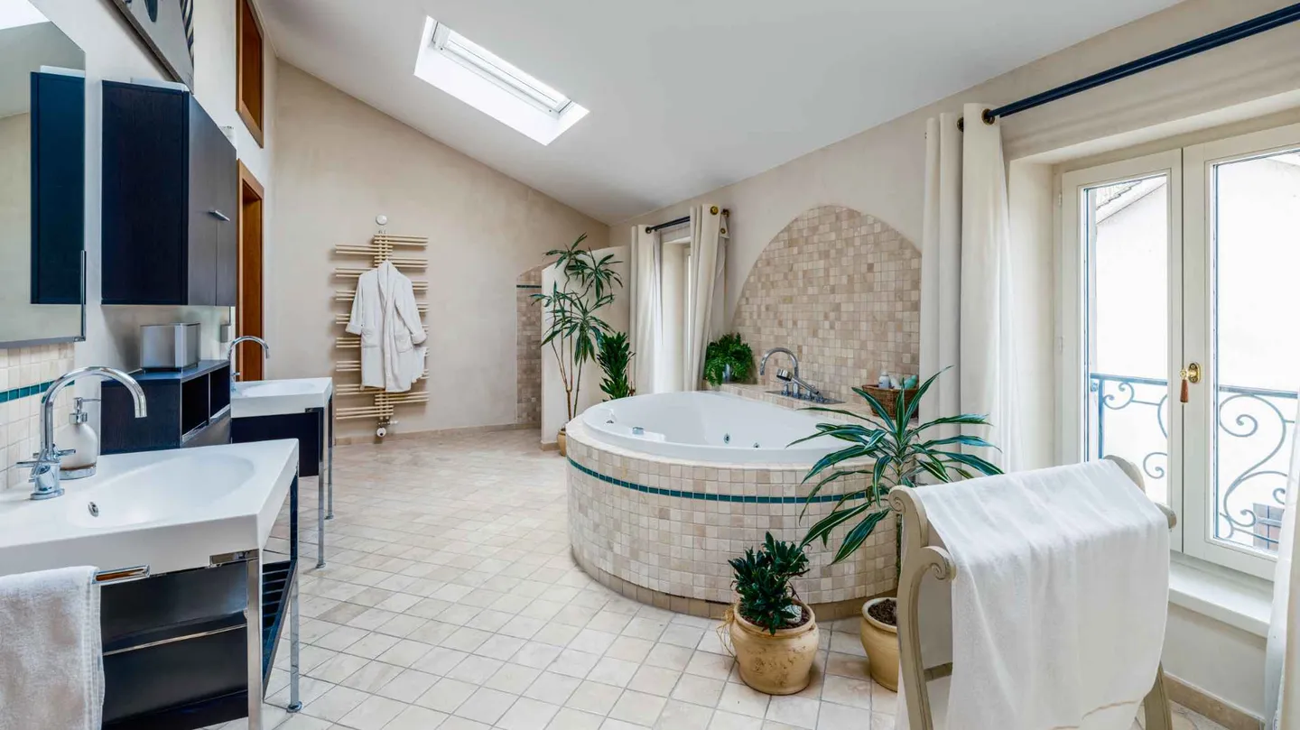 Magnificent building with swimming pool - Photo 8 of 10