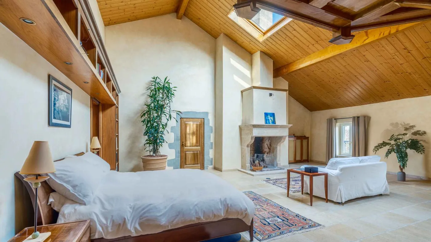 Magnificent building with swimming pool - Photo 7 of 10