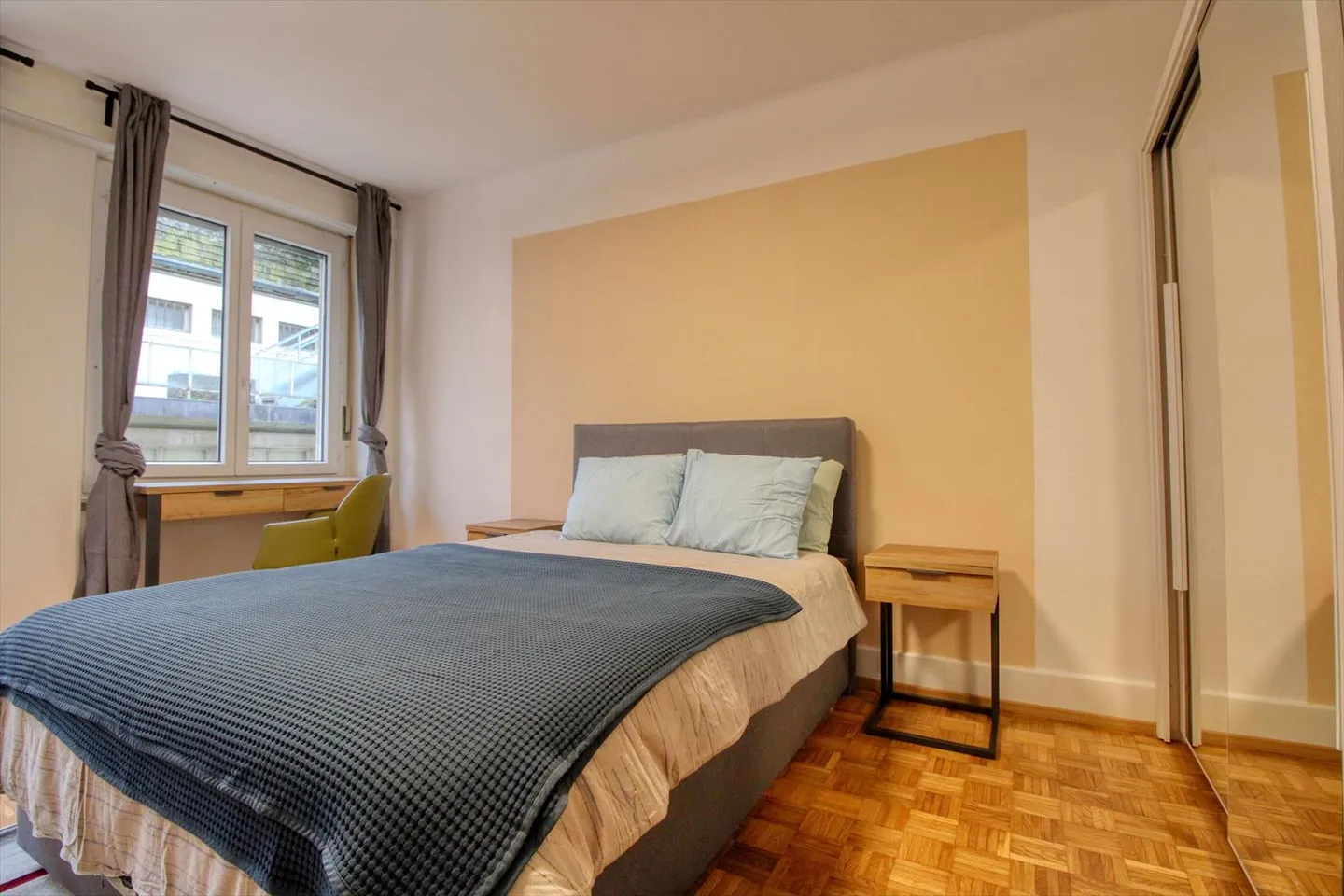 Room 1 - Photo 2 of 14