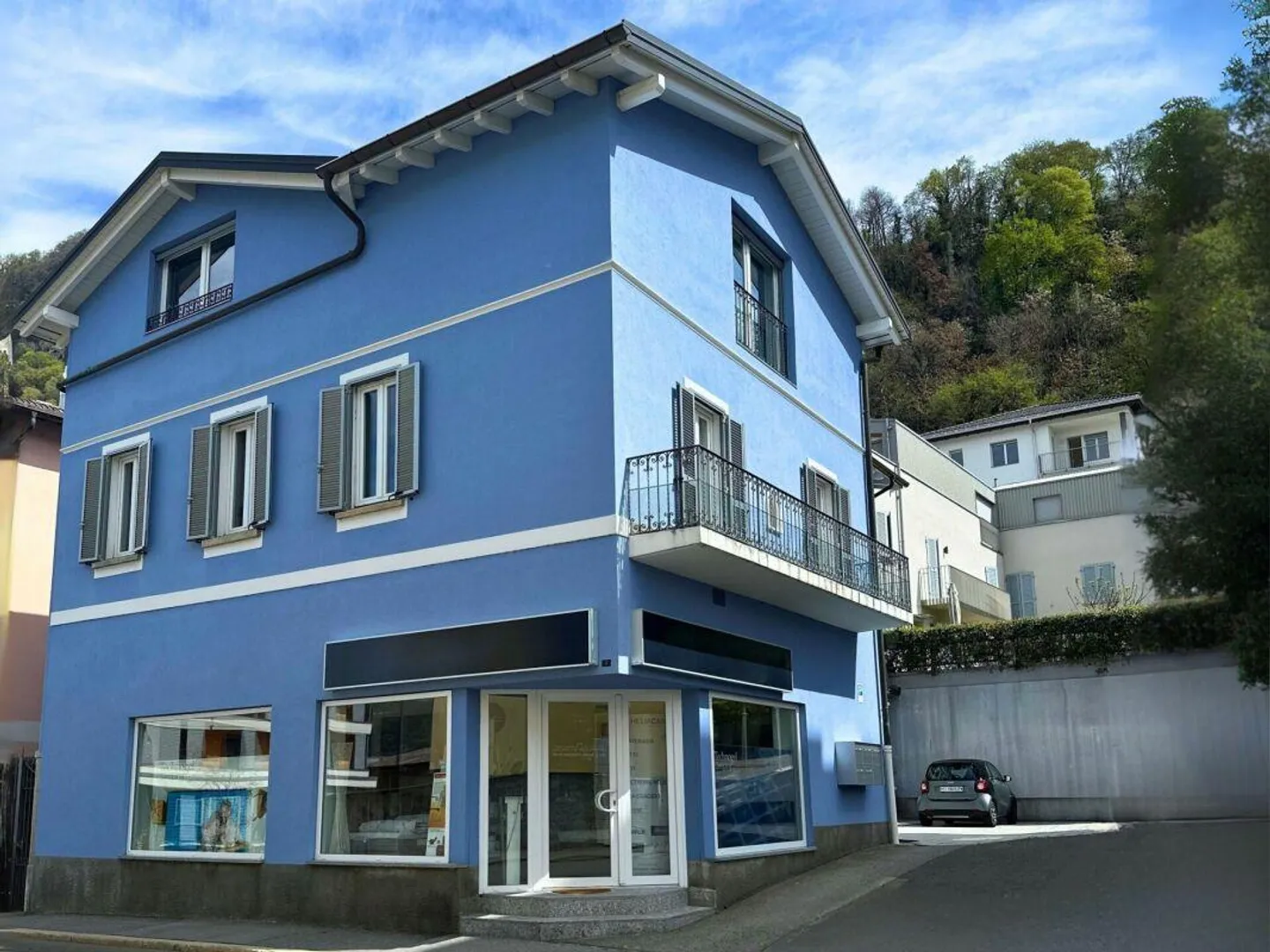 Magnifique bâtiment composé de 3 appartements et 2 locaux commerciaux - Photo 1 sur 12