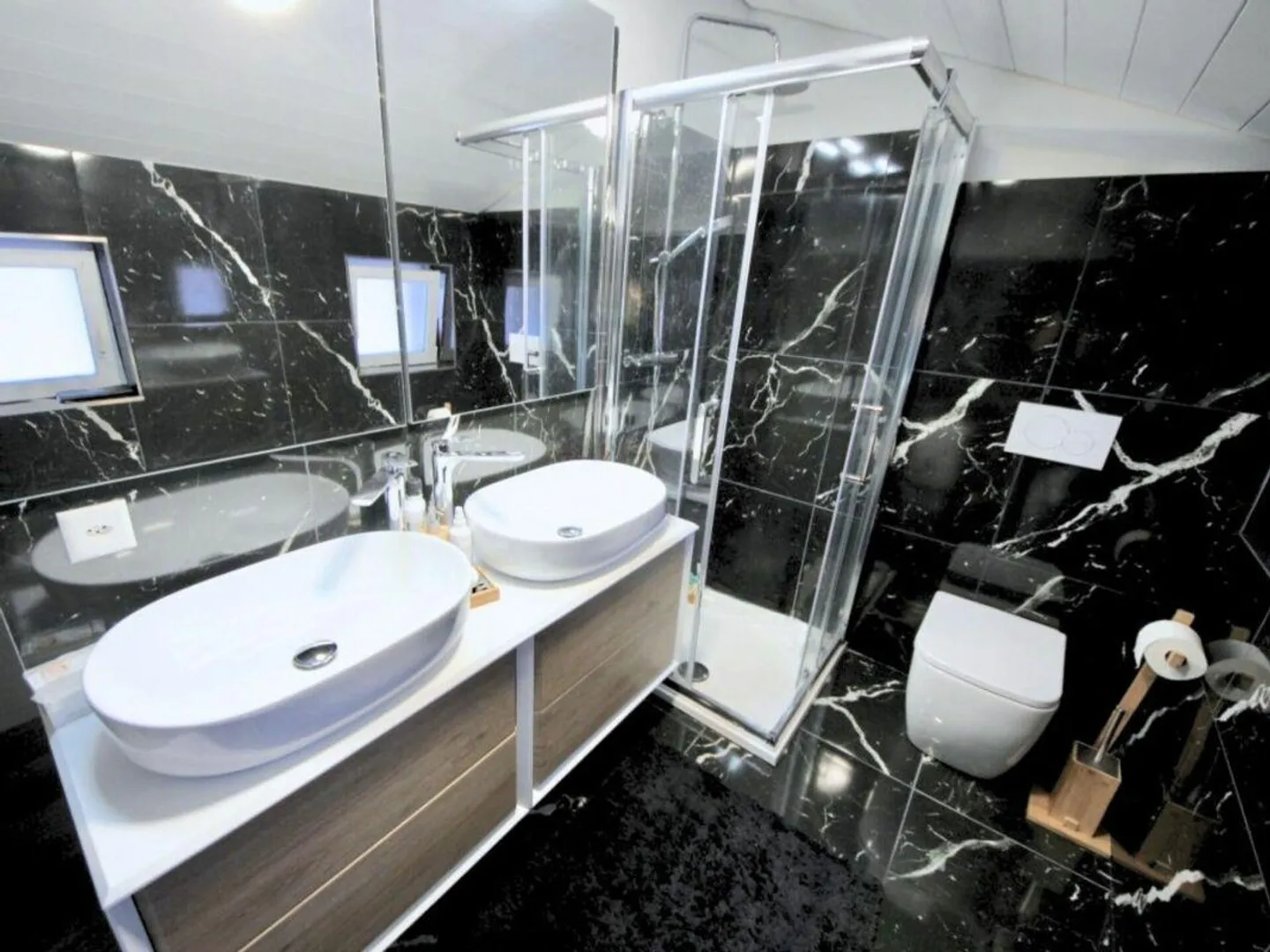 Magnifique bâtiment composé de 3 appartements et 2 locaux commerciaux - Photo 9 sur 12