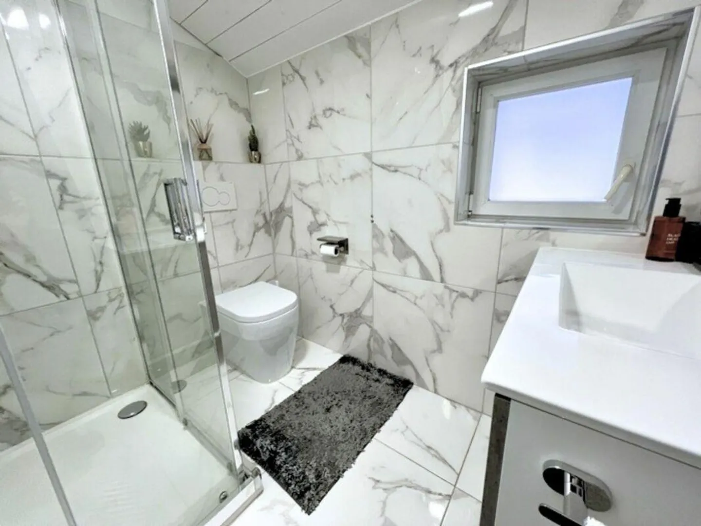 Magnifique bâtiment composé de 3 appartements et 2 locaux commerciaux - Photo 10 sur 12