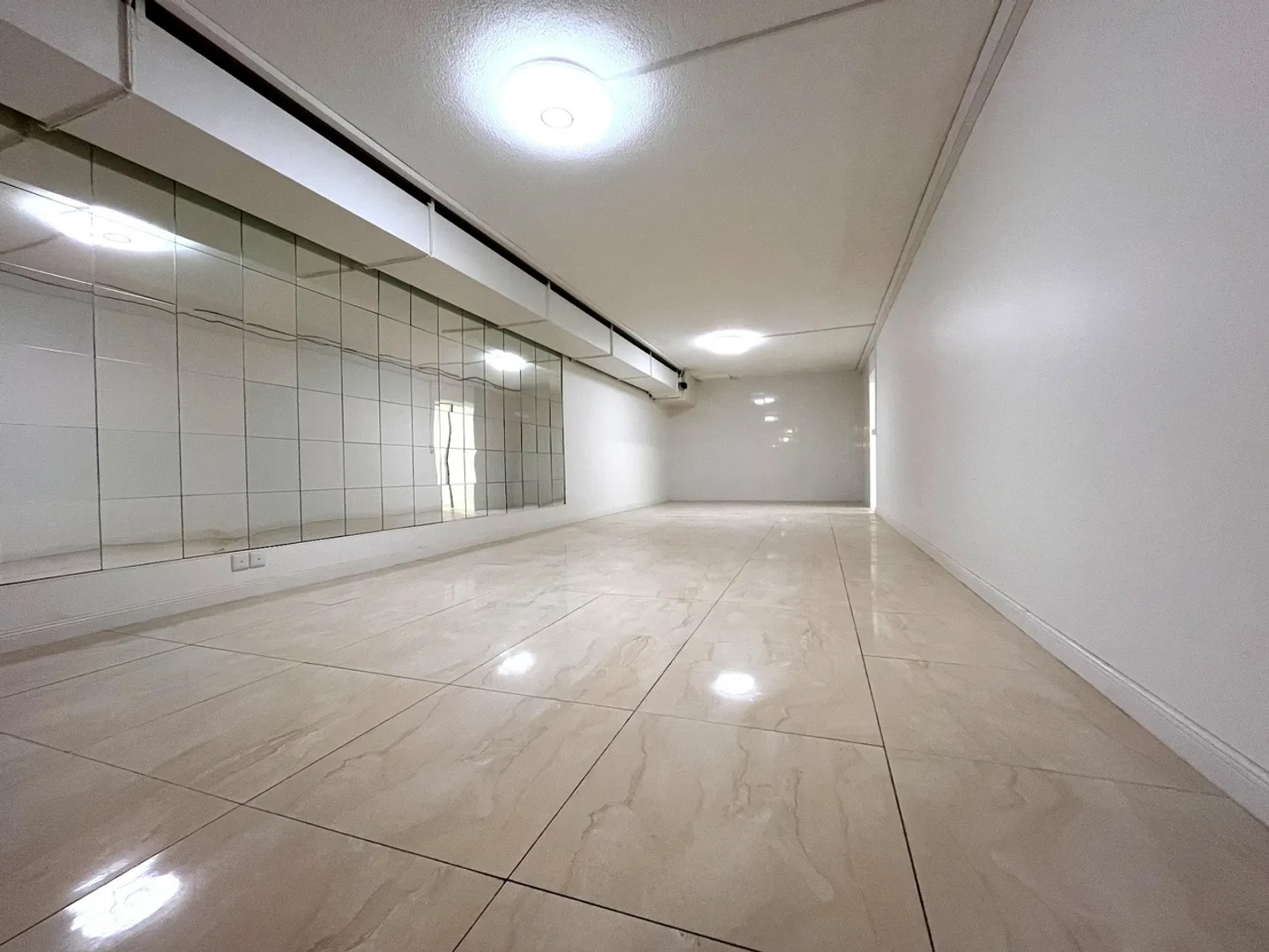 Espace de vente de 200 m² à louer - Emplacement premium à Lausanne - Photo 2 sur 6