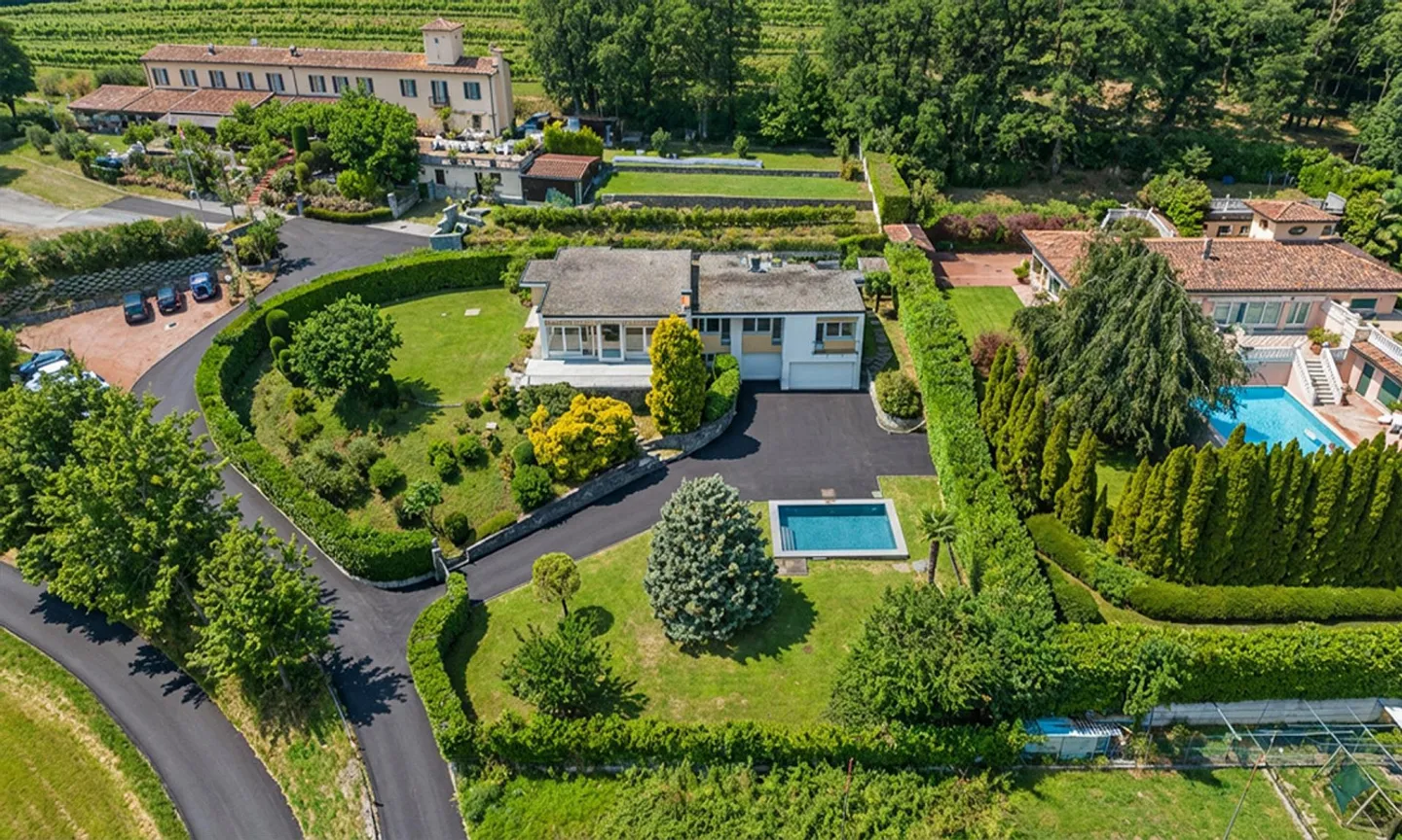 VILLA CON 5,5 CAMERE E GRANDE GIARDINO A STABIO - Foto 1 di 13
