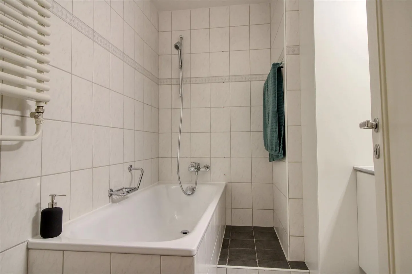 Room 1 - Photo 6 of 14