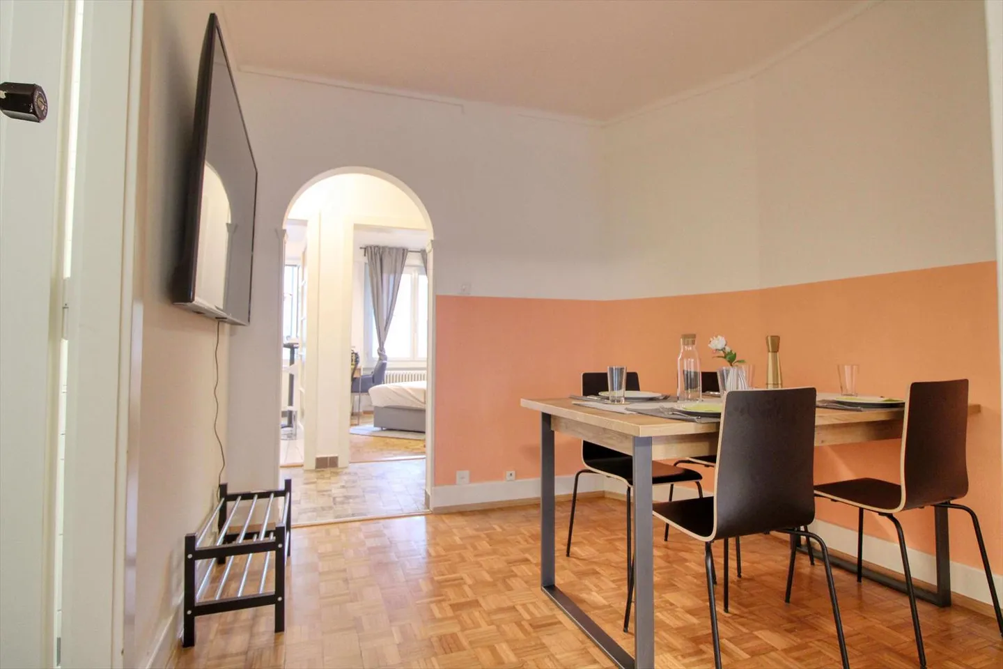 Room 1 - Photo 7 of 14