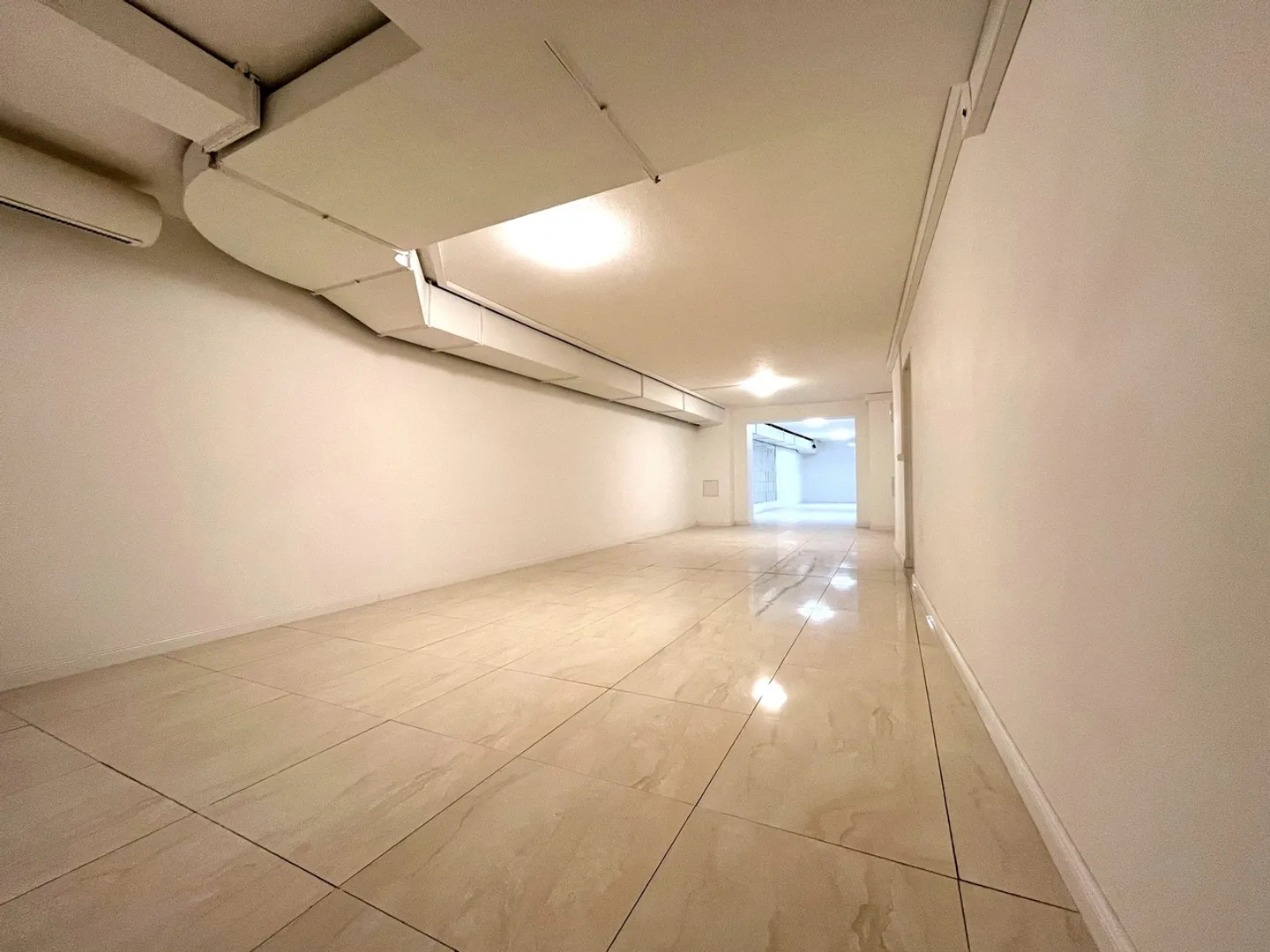 Espace de vente de 200 m² à louer - Emplacement premium à Lausanne - Photo 4 sur 6