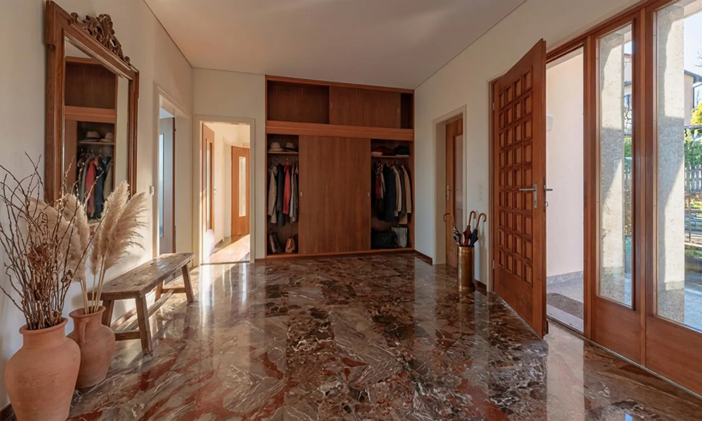 VILLA CON 5,5 CAMERE E GRANDE GIARDINO A STABIO - Foto 7 di 13