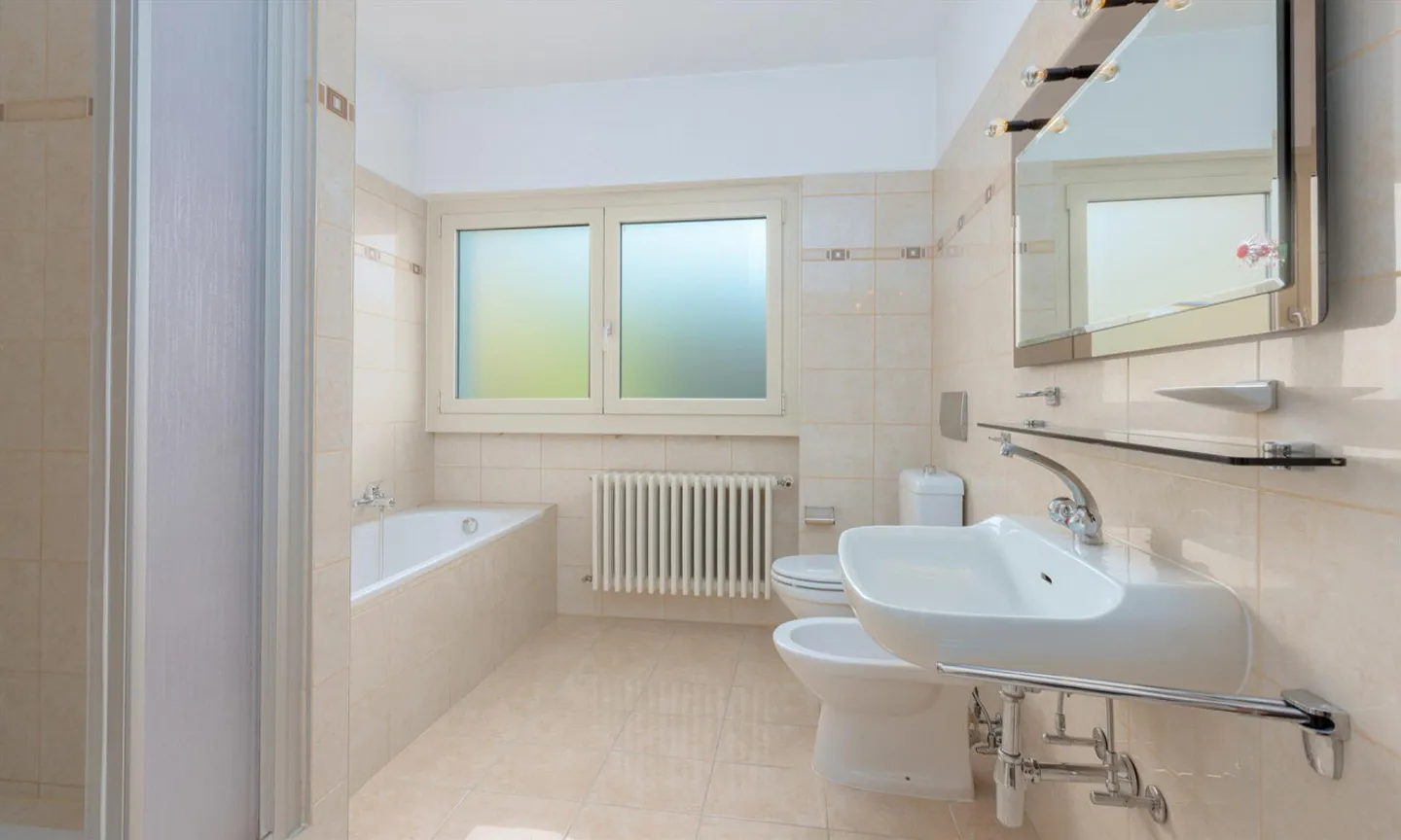 VILLA CON 5,5 CAMERE E GRANDE GIARDINO A STABIO - Foto 12 di 13