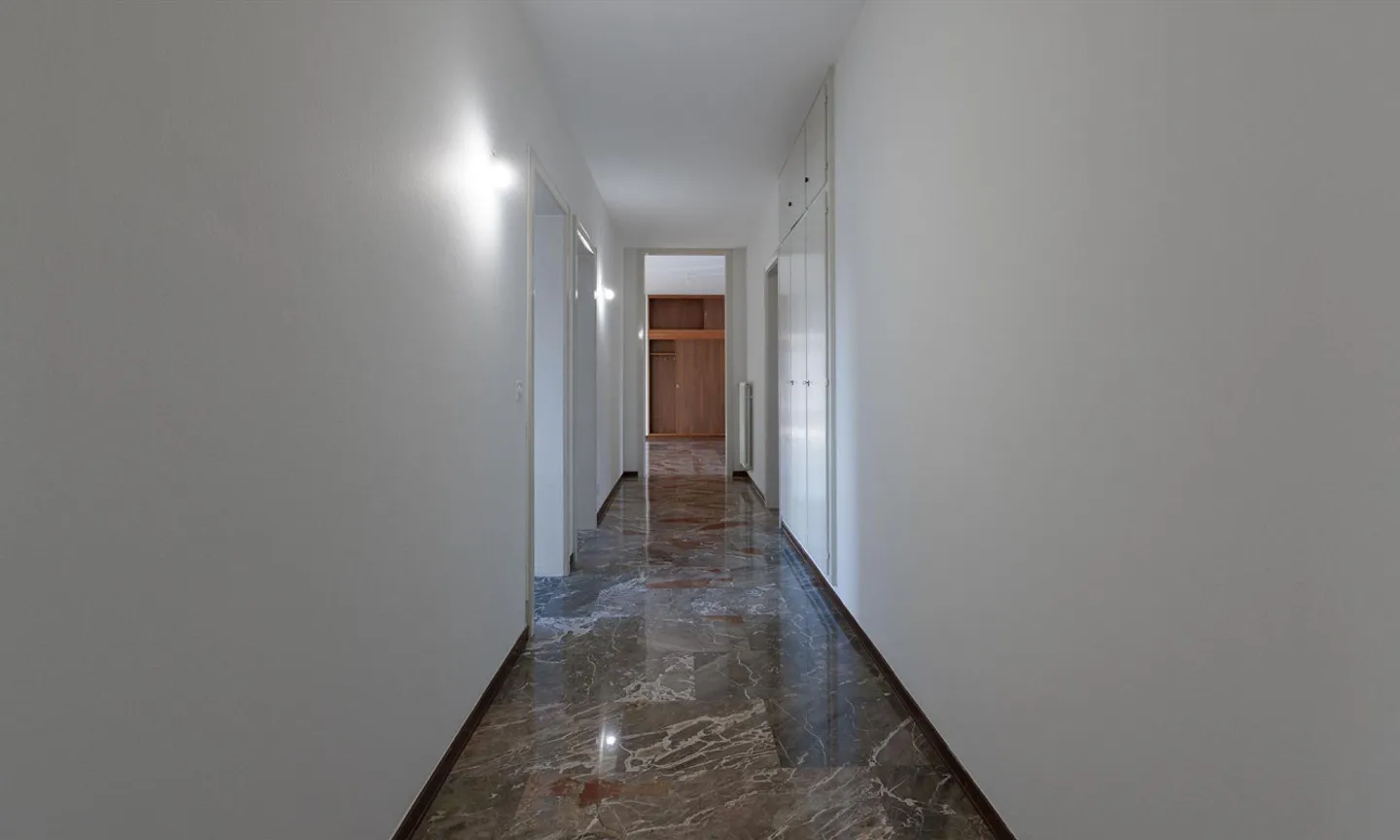 VILLA CON 5,5 CAMERE E GRANDE GIARDINO A STABIO - Foto 13 di 13