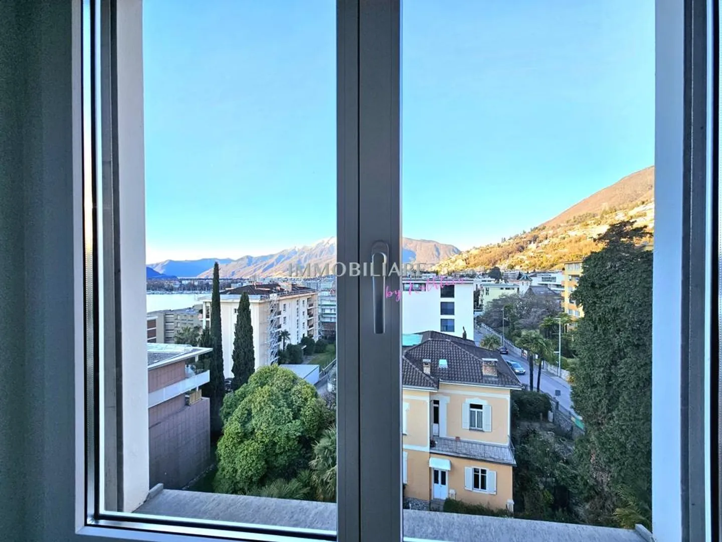 Appartamento mansardato con vista lago e camino in posizione centrale e tranquilla - Foto 14 di 22