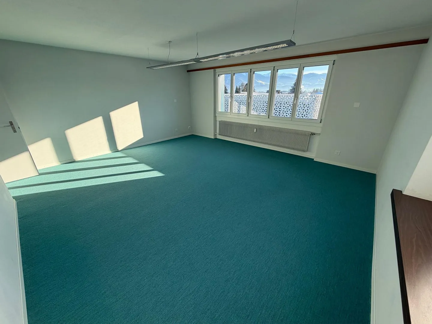 très spacieux appartement de 5 pièces dans un immeuble commercial - Photo 1 sur 26