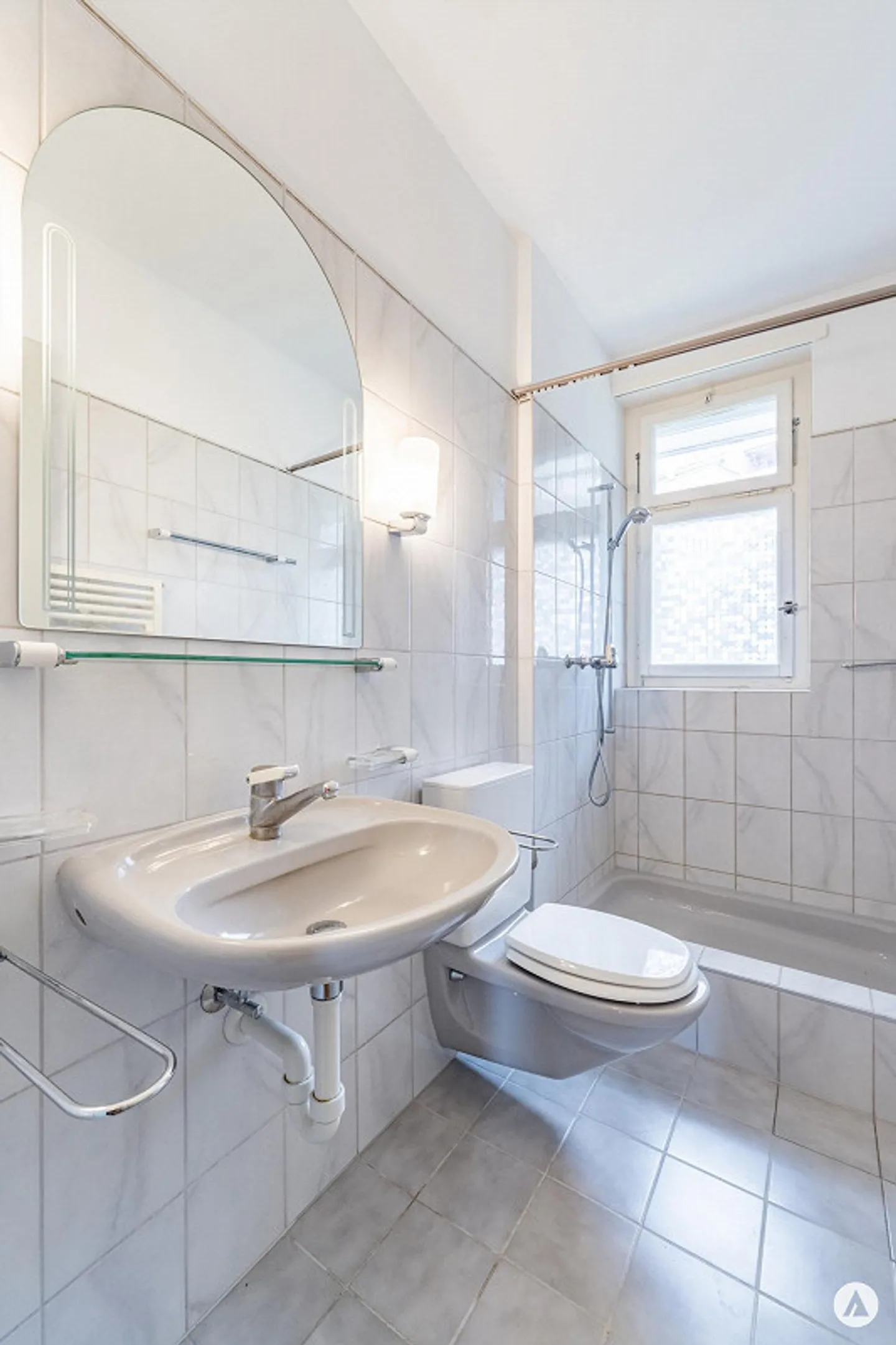 Charming Old Building Apartment near the City - Photo 9 of 13