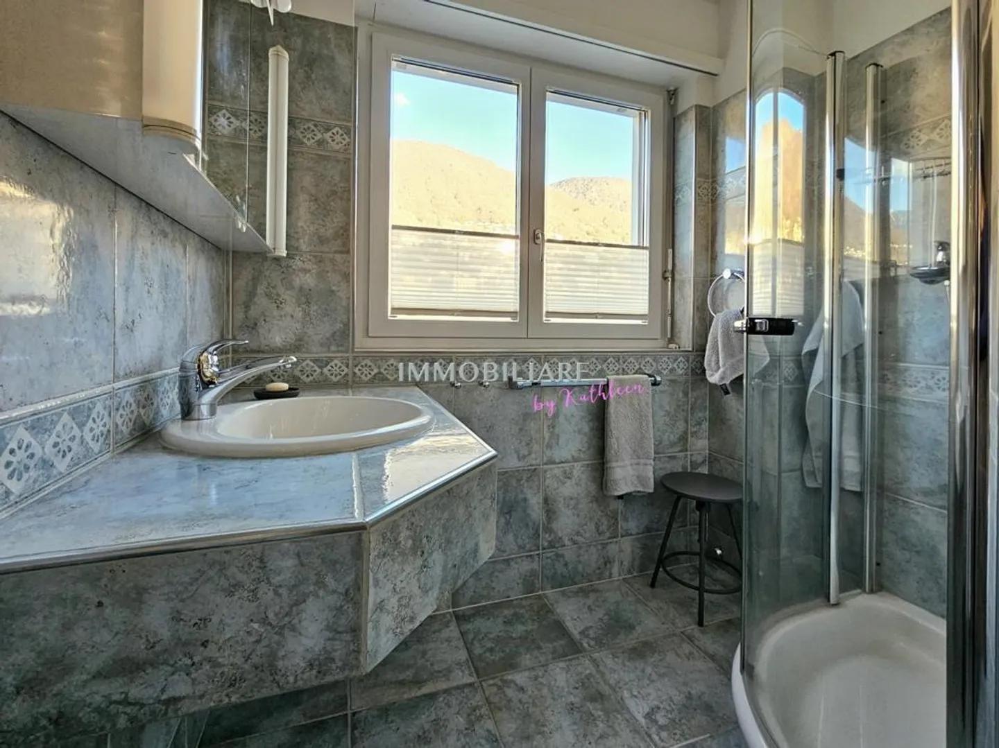 Appartamento mansardato con vista lago e camino in posizione centrale e tranquilla - Foto 15 di 22