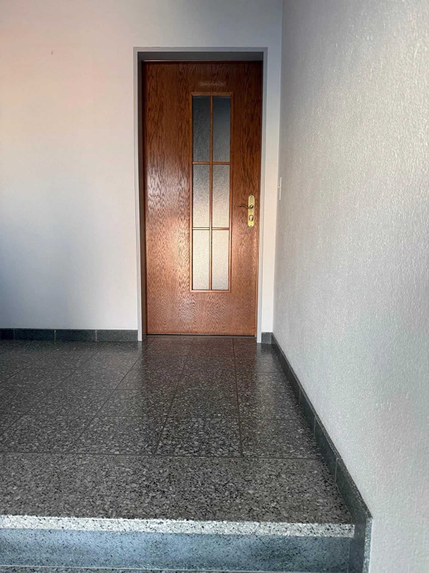 très spacieux appartement de 5 pièces dans un immeuble commercial - Photo 2 sur 26