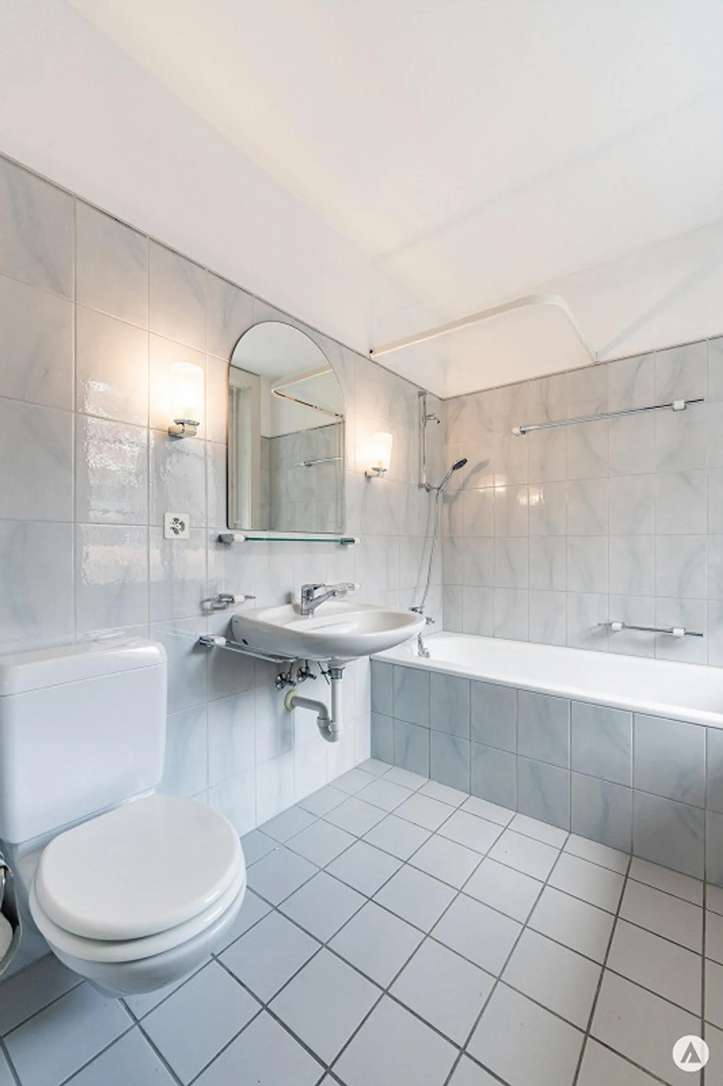 Charming Old Building Apartment near the City - Photo 10 of 13