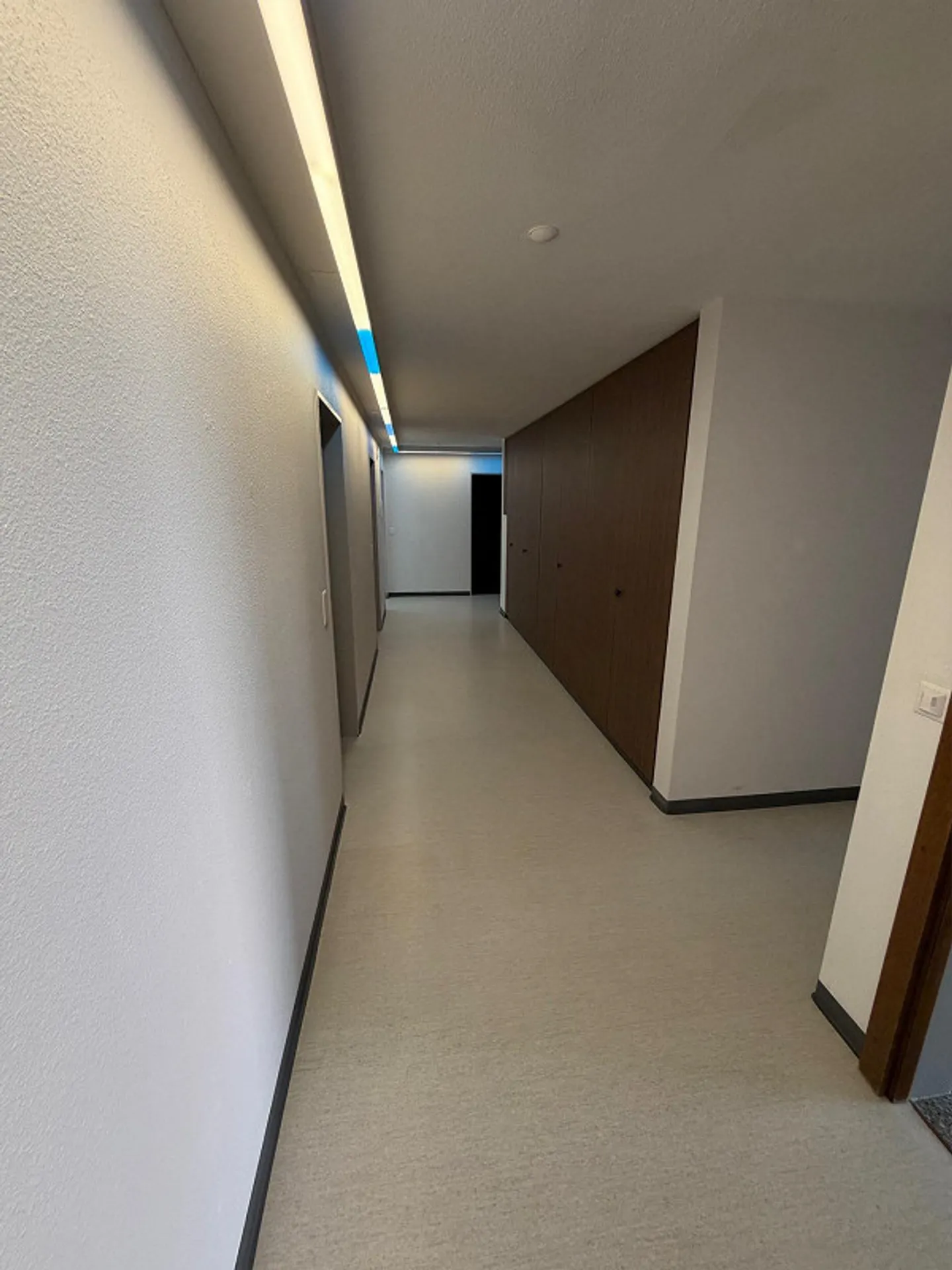 très spacieux appartement de 5 pièces dans un immeuble commercial - Photo 3 sur 26