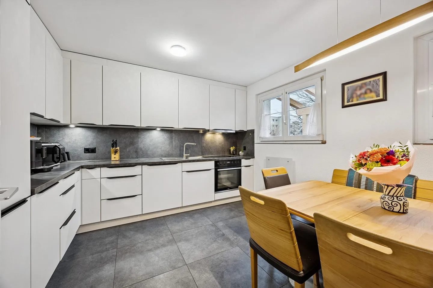 Renovated 5.5-room terraced house with 166 m² total area & large... - Photo 2 of 13