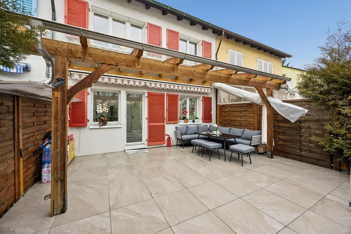 Renovated 5.5-room terraced house with 166 m² total area & large... - Photo 3 of 13