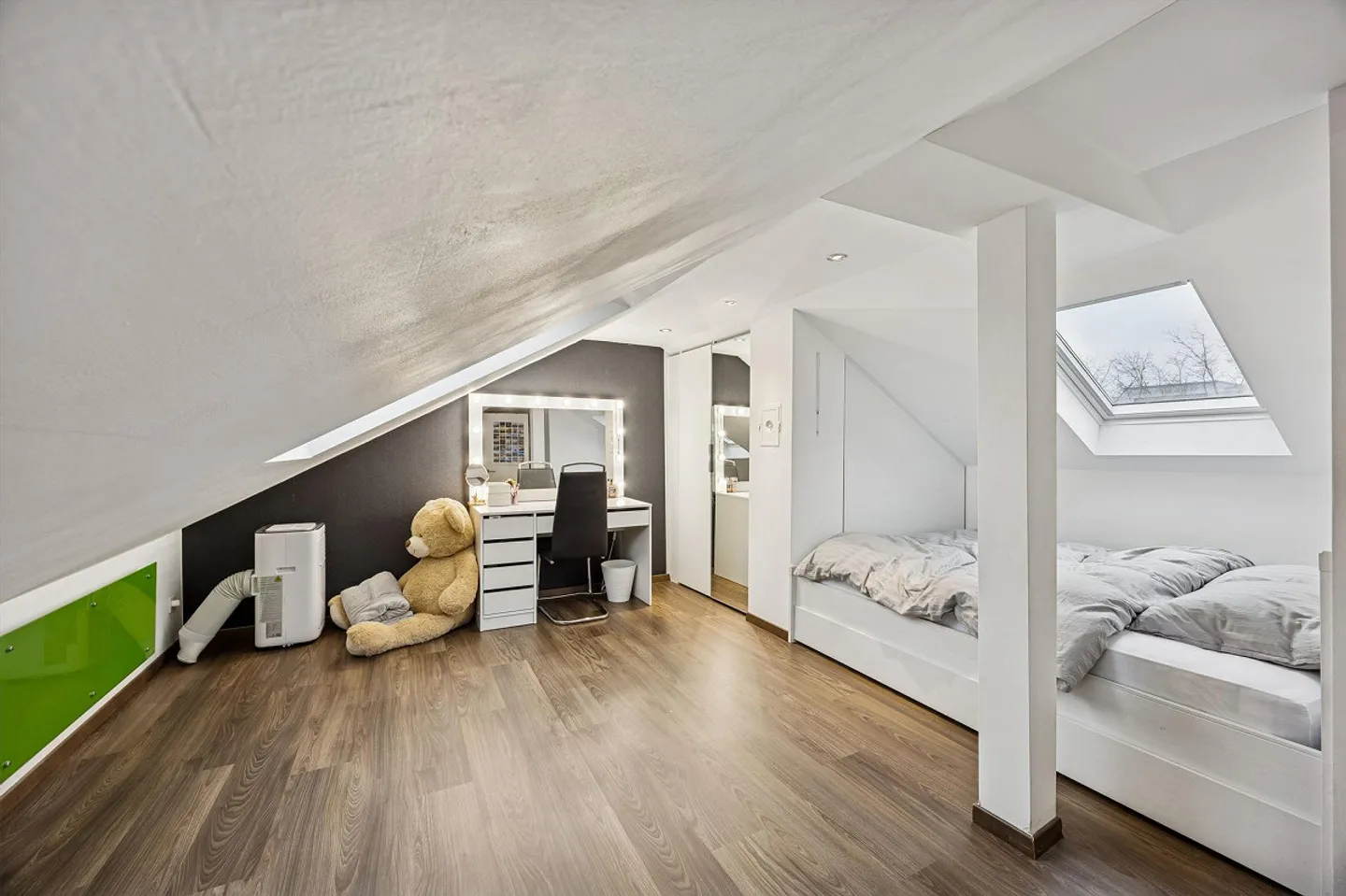 Renovated 5.5-room terraced house with 166 m² total area & large... - Photo 10 of 13